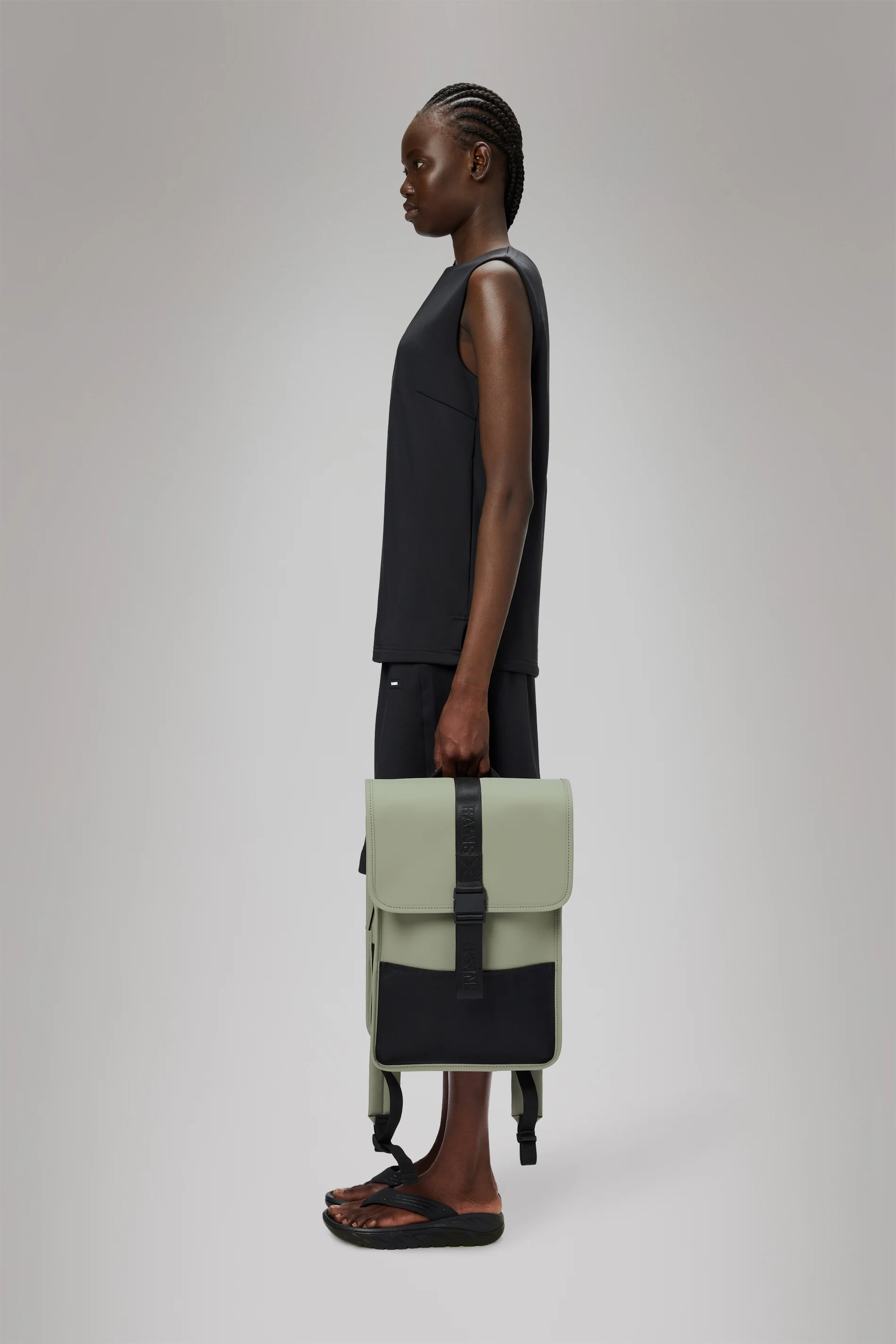 2025 Trail Backpack Mini – Vandafvisende dagrygsæk (15) med klap og gummispænde – PU-stof – Polstret laptoprum