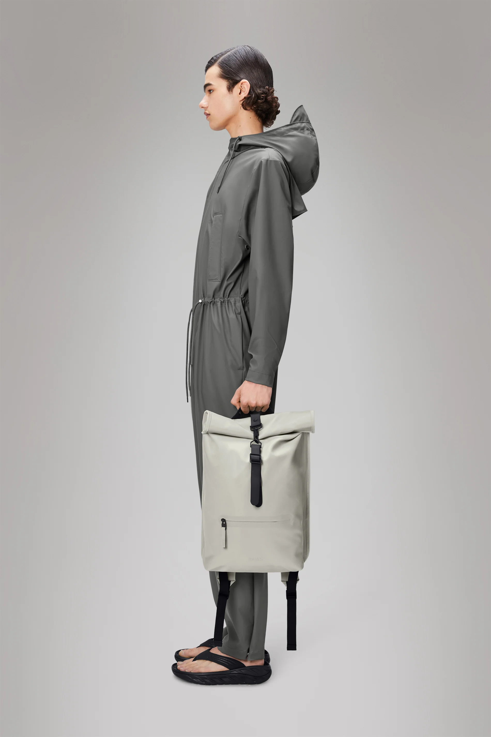 2025 Rolltop-rygsæk – Vandtæt urban rygsæk med roll-top-lukning. Siderum til laptop og sikker brystrem