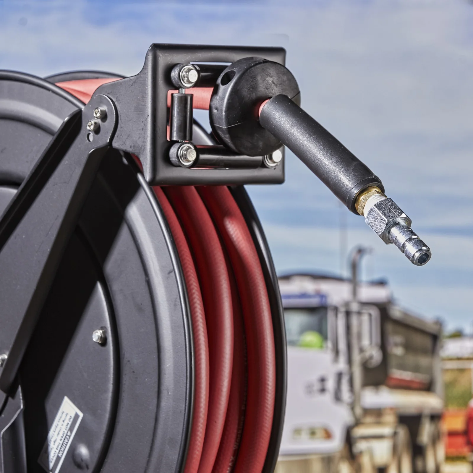 2025 Automatisk dobbelt stålslangeopruller med 1/2 x 15 m gummislange – Maks. 300 PSI