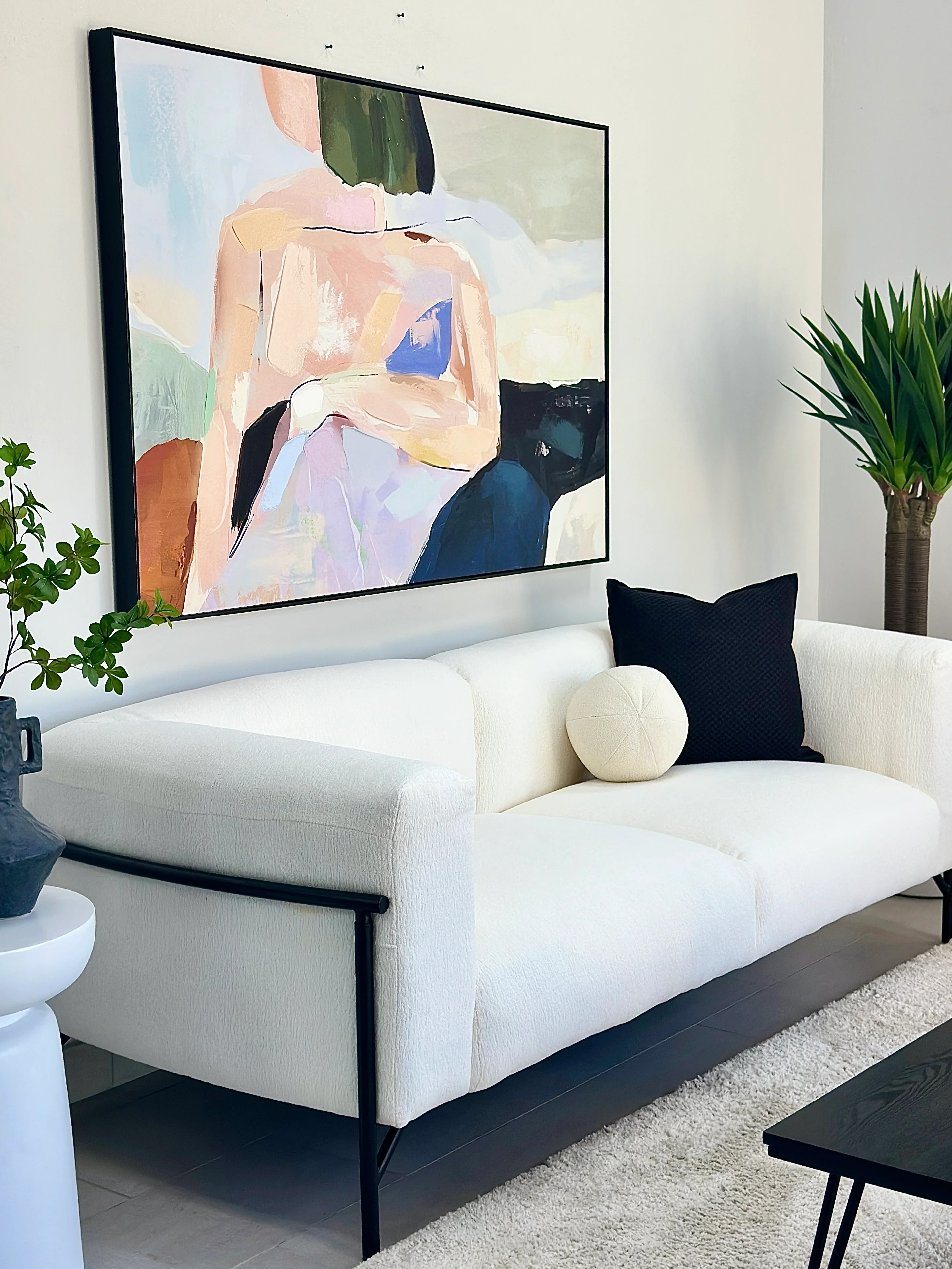 Sofa aus knochenweißem Stoff