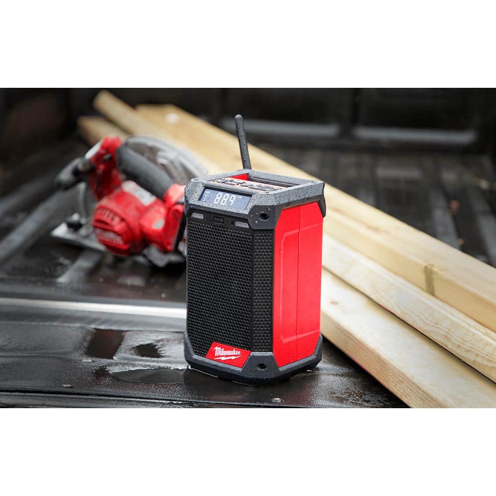 Milwaukee M12 12-Volt-Funk-Baustellenradio mit Bluetooth/AM/FM und Ladegerät 2951-20