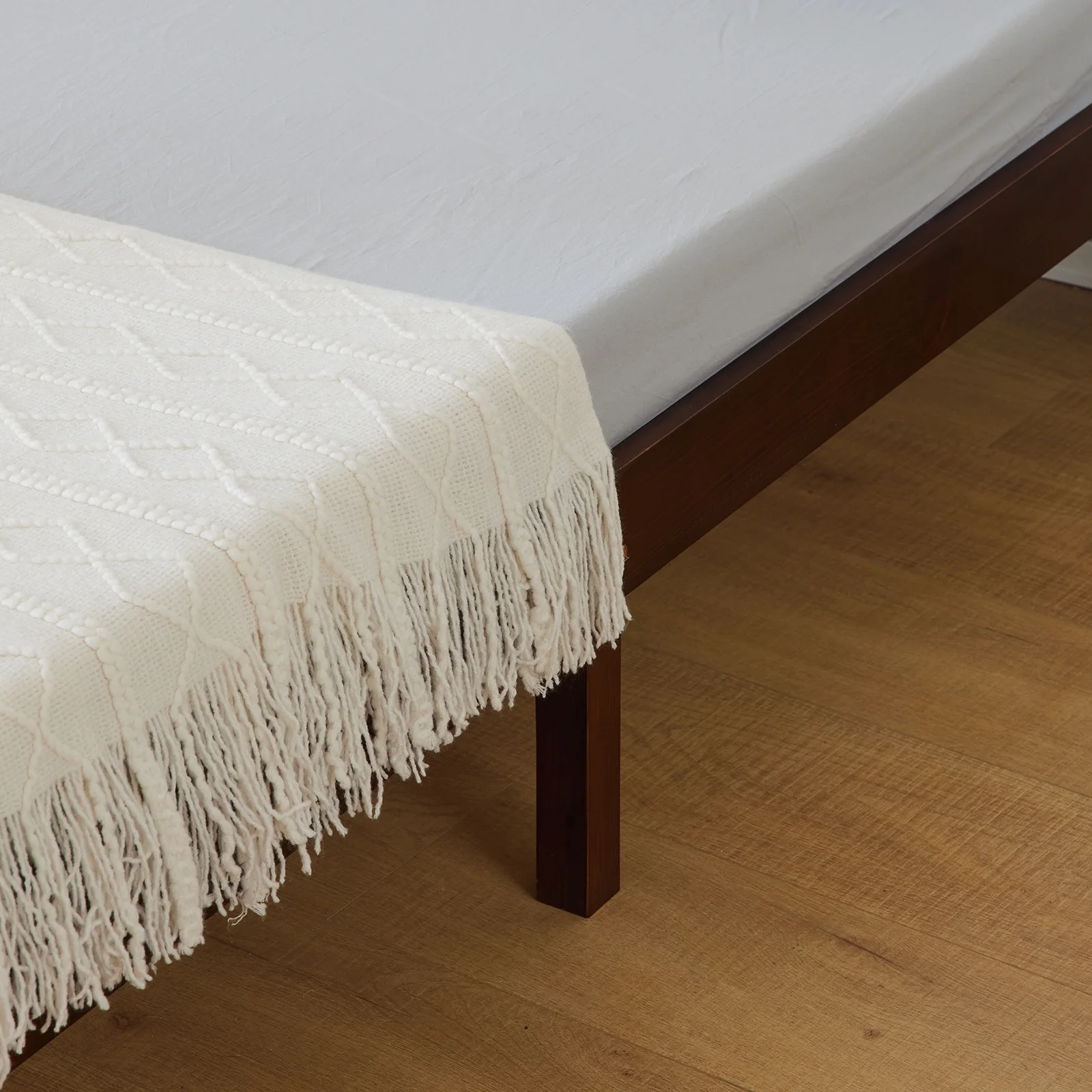 2025 Enkelt sengestel i træ med brun finish – robust og enkelt design. 197,2 x 96,5 x 30,5 cm – ideel til et børneværelse.