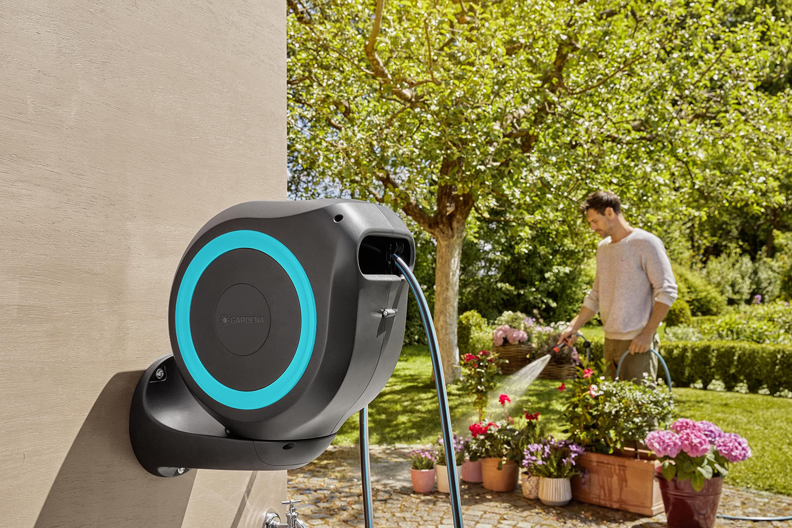 Gardena RollUp M Wand-Schlauchaufroller (Türkis), 20 m: Flexible Bewässerung für mittelgroße Gärten. Drehtrommel. Mit Wandhalterung, Systemzubehör und Sprühgerät. Inklusive 20 m Schlauch (18610-20).