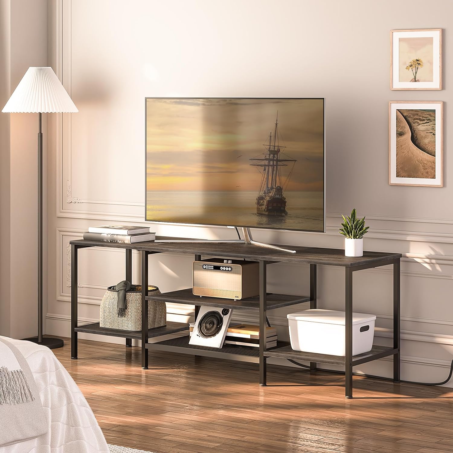 TV-Ständer mit integrierten Steckdosen für Fernseher bis zu 75 Zoll, Konsolentisch mit offenen Regalen, Entertainment-Center im Industrial-Stil für Wohn- oder Schlafzimmer, Rustikales Braun und Schwarz BF60DS01