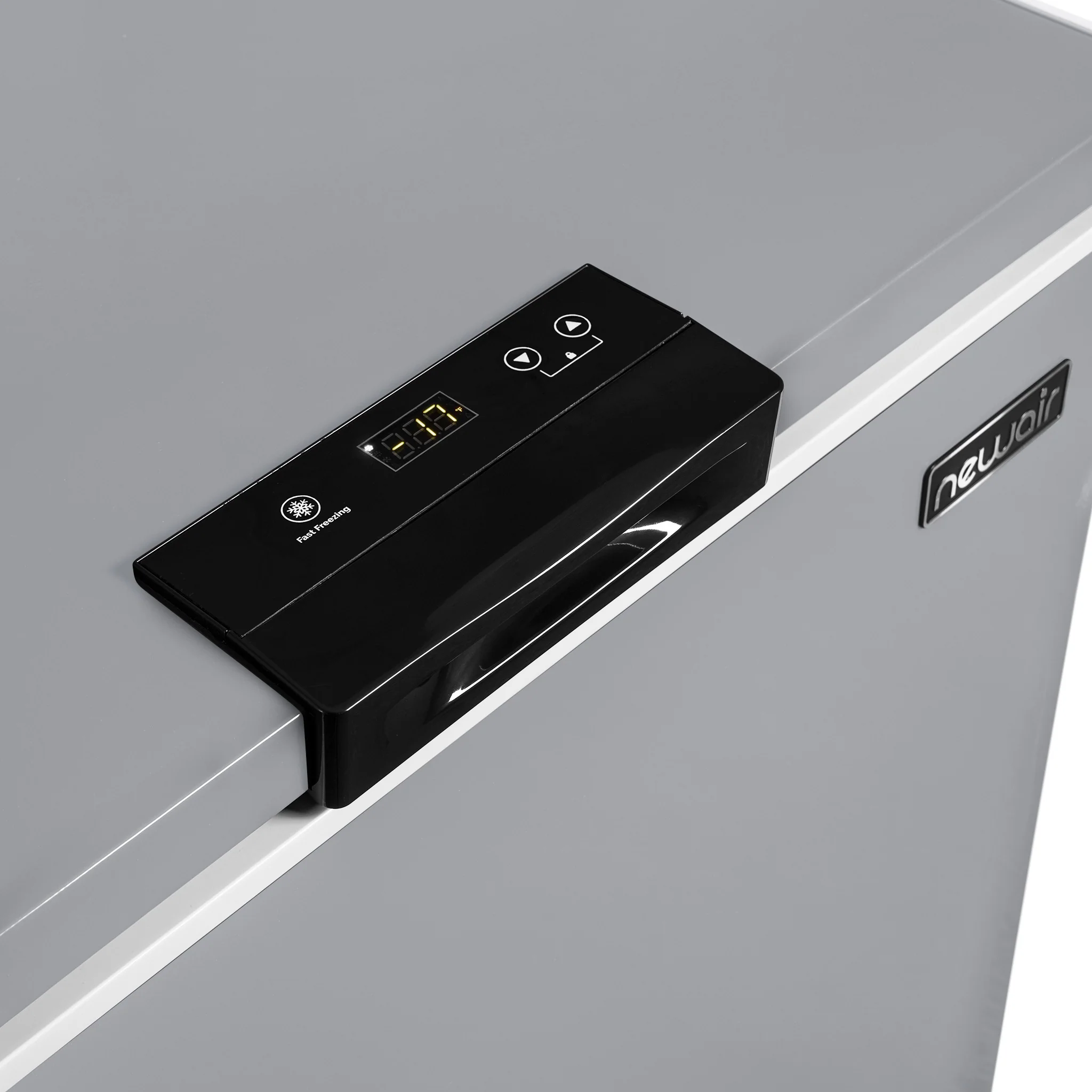 2025 Newair® Minifryser. 1,75 m³ – Kølig grå
