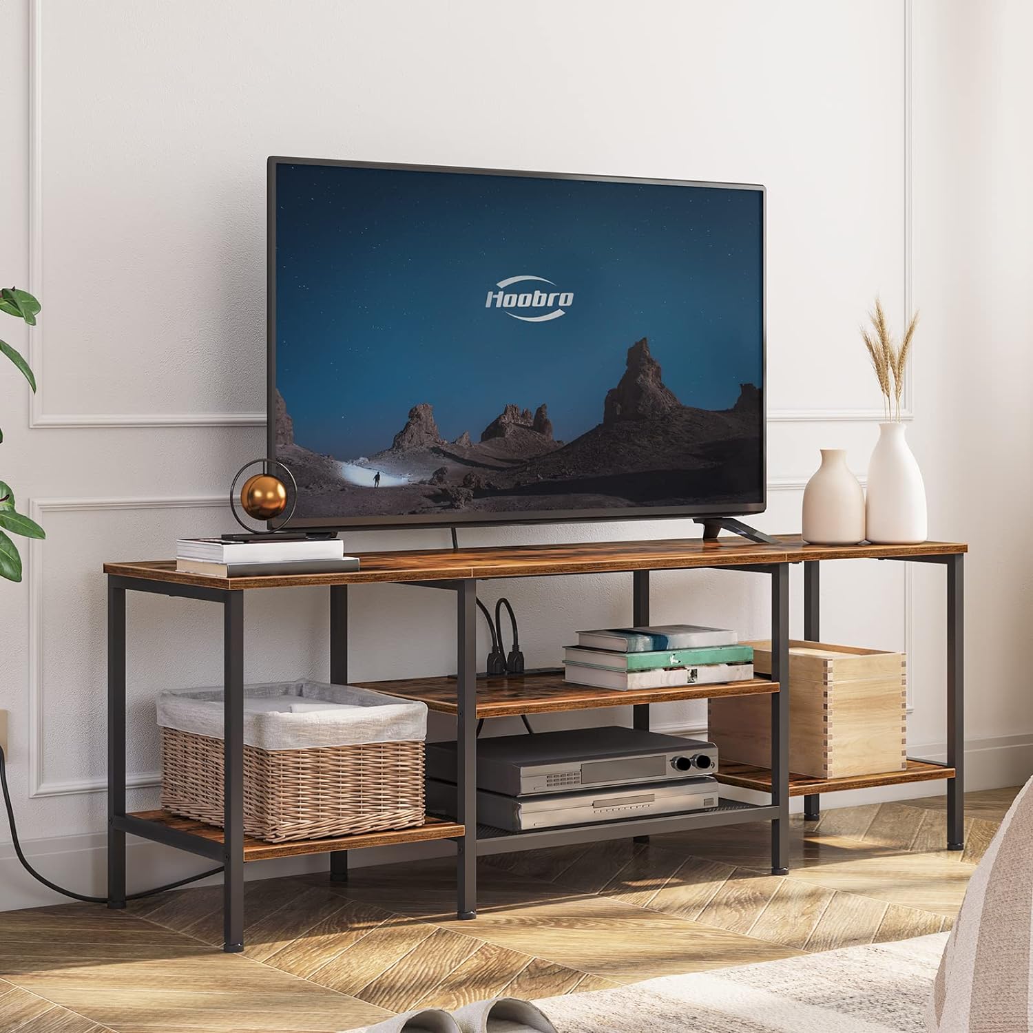 TV-Ständer mit integrierten Steckdosen für Fernseher bis zu 75 Zoll, Konsolentisch mit offenen Regalen, Entertainment-Center im Industrial-Stil für Wohn- oder Schlafzimmer, Rustikales Braun und Schwarz BF60DS01