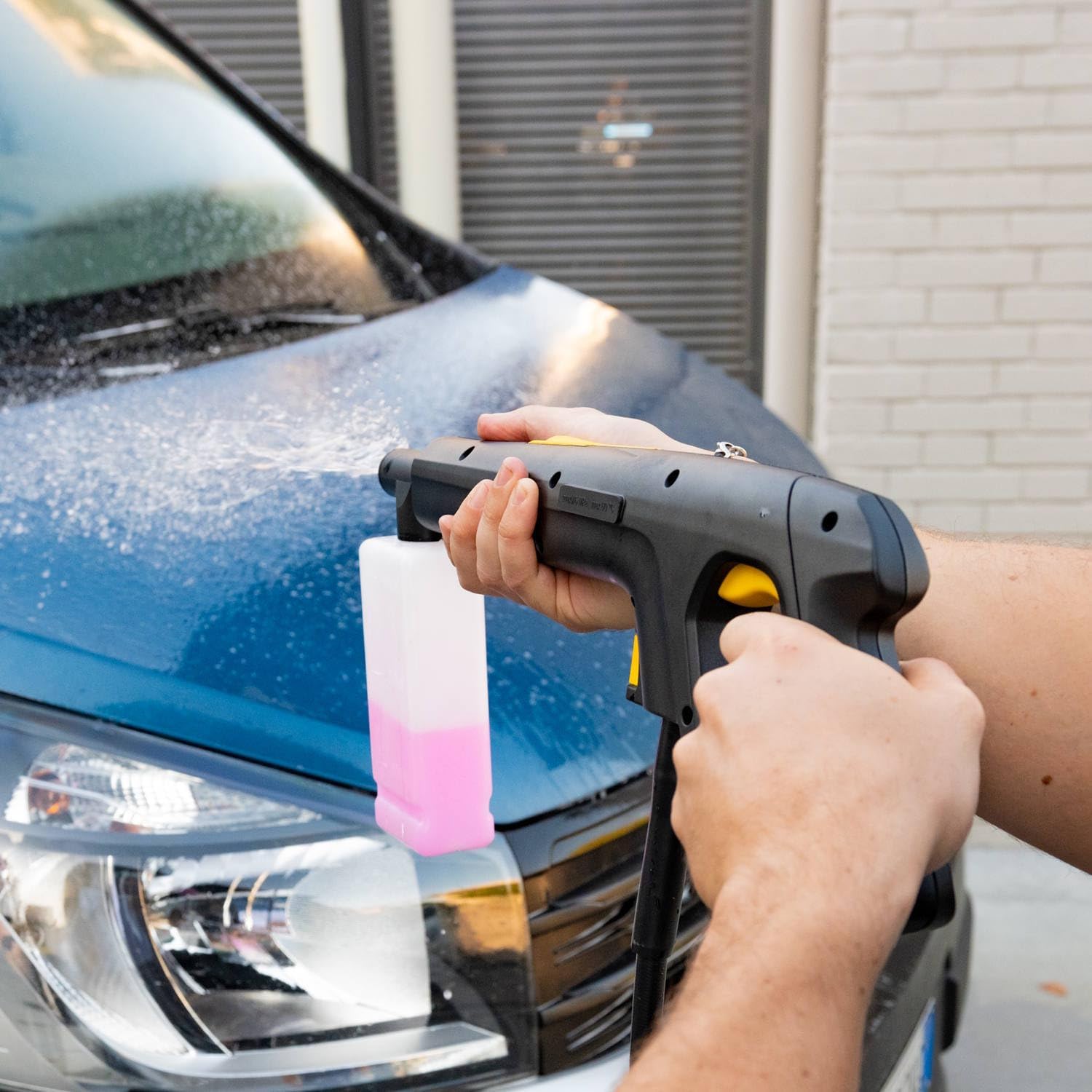 Stanley Hochdruckreiniger SXPW24BX | Hochdruck | für Fahrzeuge und Außenflächen | mit Flächenreiniger und feststehender Bürste | Maximaler Druck 170 bar | Maximale Fördermenge 500 l/h | Verbrauch