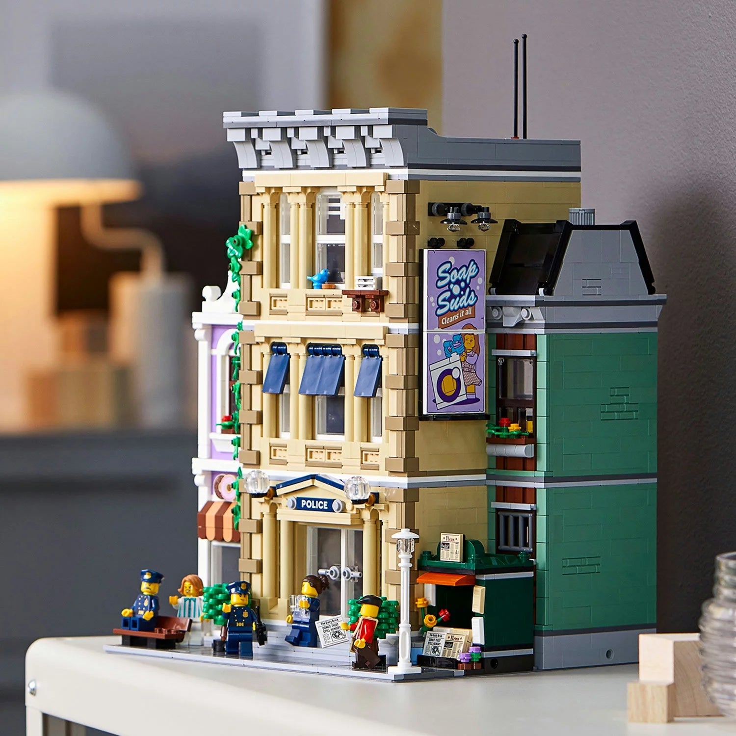 LEGO Icons Polizeistation 10278 – Großes Bauset, Sammlerset für Erwachsene, Modulare Gebäude-Kollektion