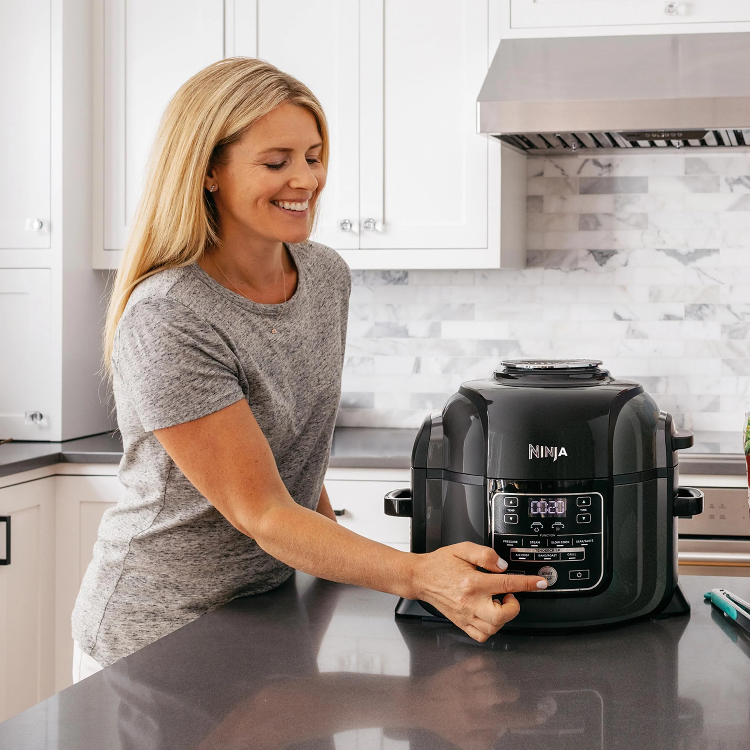 2025 Ninja Foodi multifunktionskomfur. 6 l. 7-i-1 multifunktionskomfur. Hurtig trykkoger. Airfryer. Slowcooker. Grill og mere. Børstet stål og sort. OP300EU