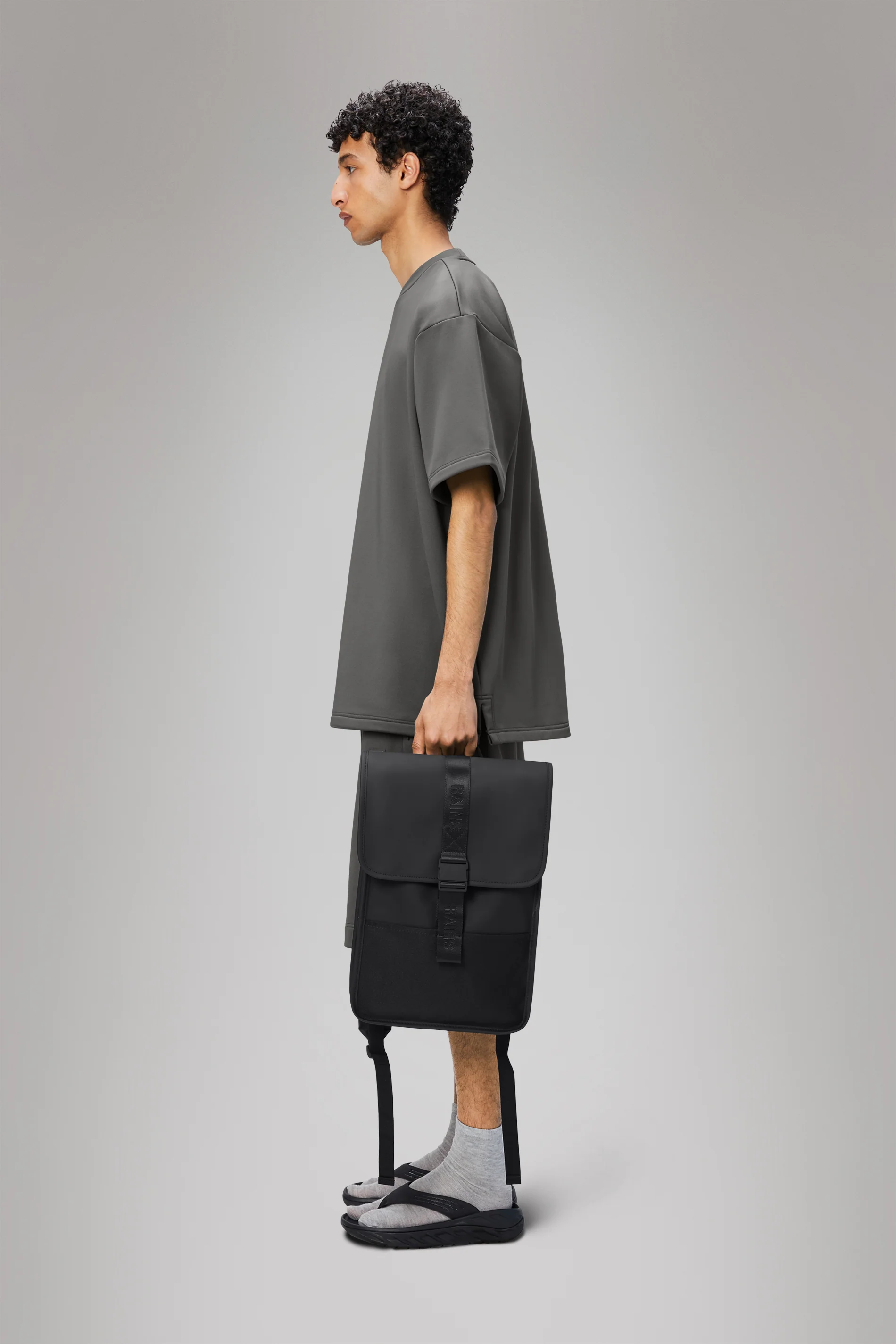 2025 Trail Backpack Mini – Vandafvisende dagrygsæk (15) med klap og gummispænde – PU-stof – Polstret laptoprum