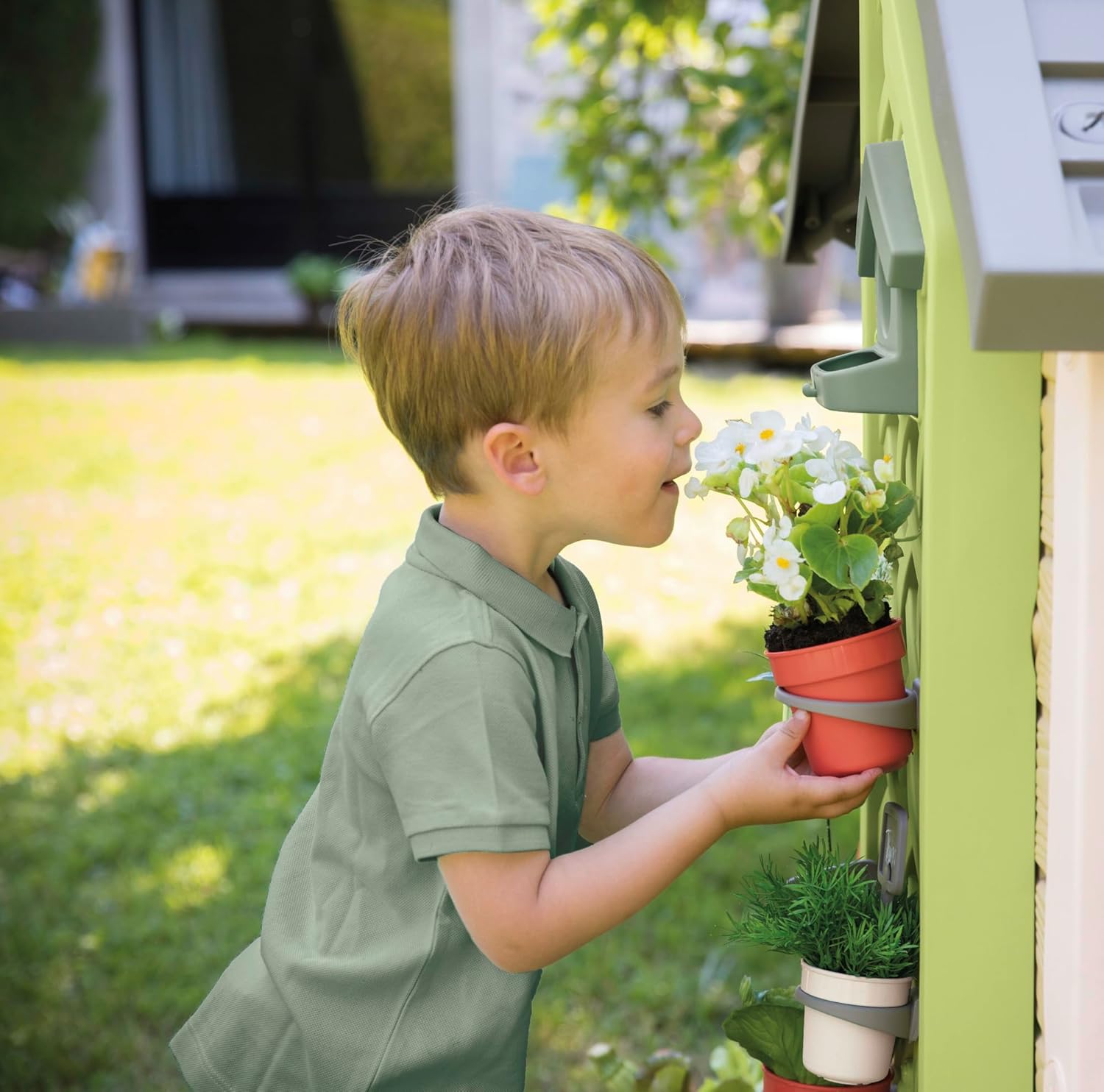 Smoby Life Gartenhaus – Kinder-Spielhaus zum Gärtnern – Inklusive Pflanzgefäß, Vogelfutterhaus, Werkzeug und Zubehör – UV-Schutz – Recyceltes Material – Ab 2 Jahren (7600810408)
