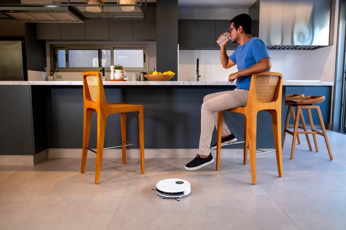 Aspirateur robot RCV 1 2025 – Nettoyage intelligent et efficace des sols durs