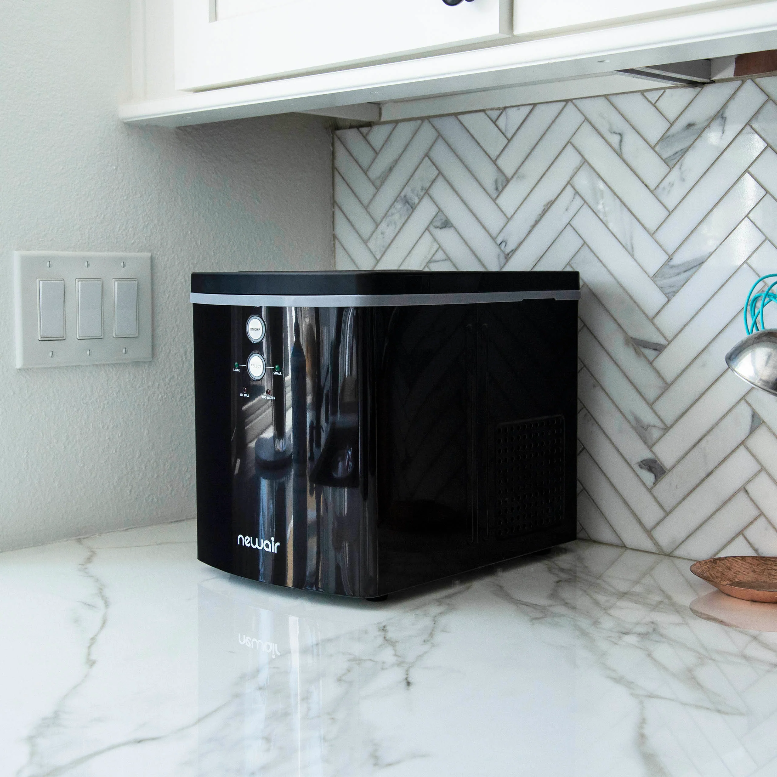 Newair® Tisch-Eiswürfelbereiter 2025 – Kugelförmige Eiswürfel. 15 kg/Tag – Schwarz