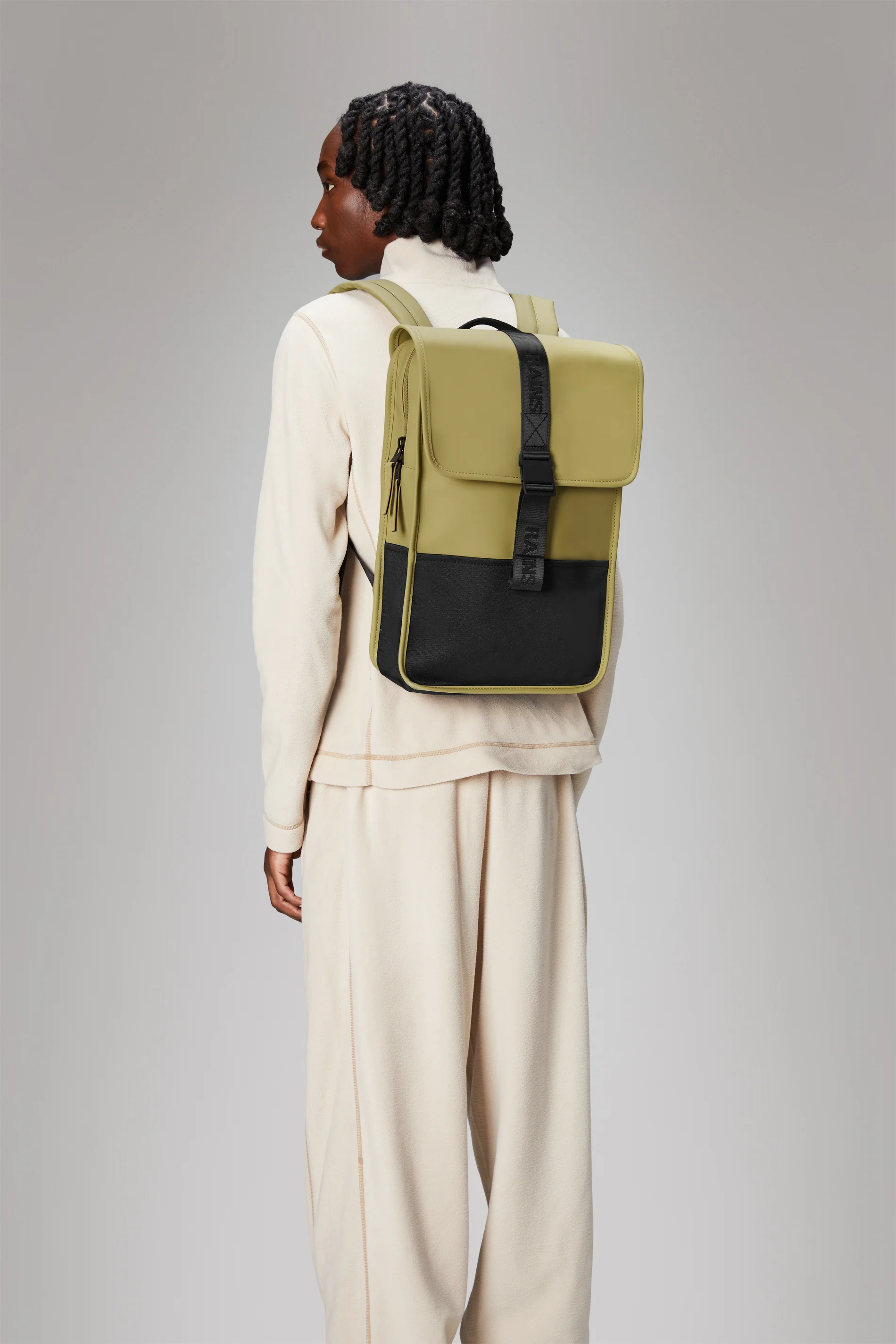 2025 Trail Backpack Mini – Vandafvisende dagrygsæk (15) med klap og gummispænde – PU-stof – Polstret laptoprum