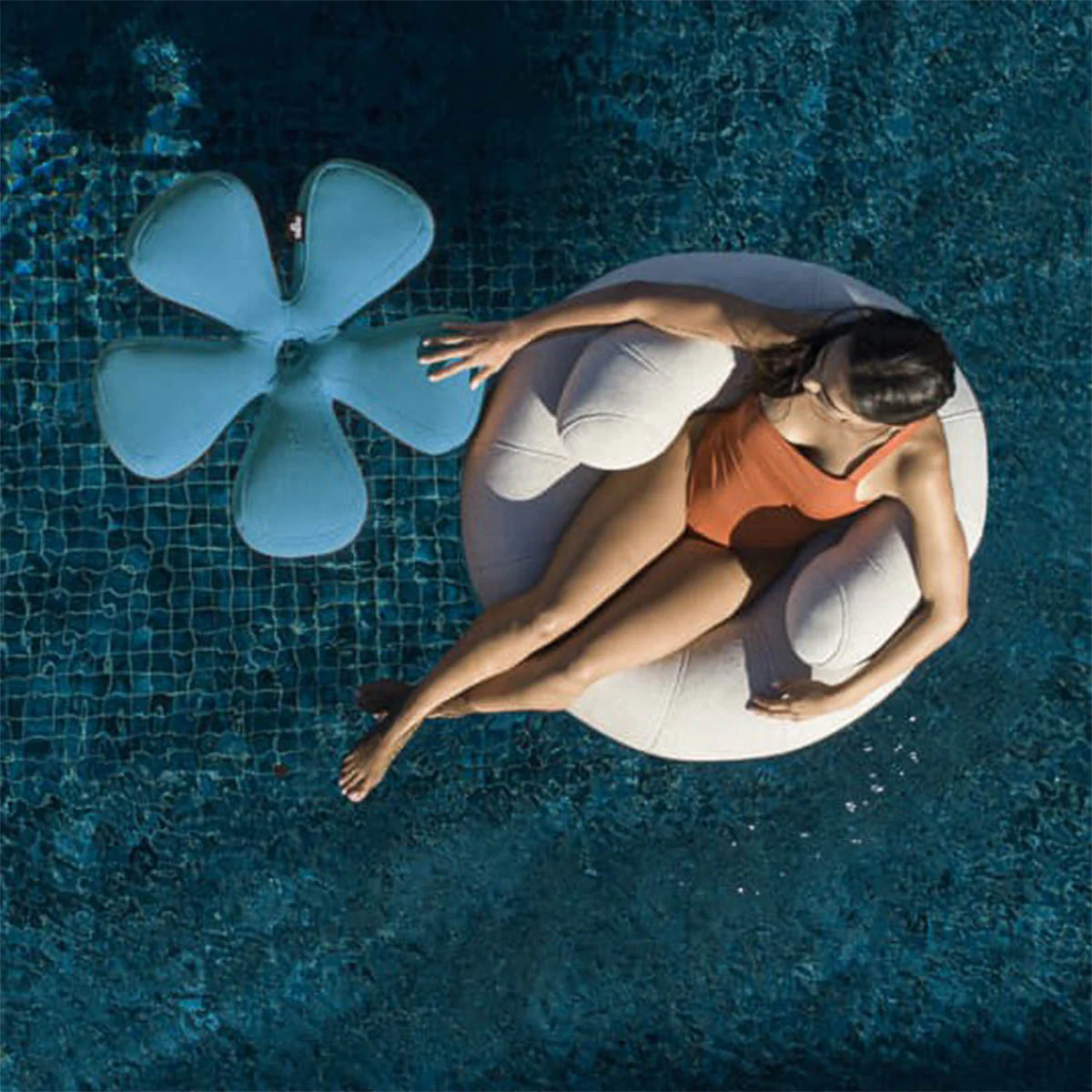 Schwimmender Blumensitz