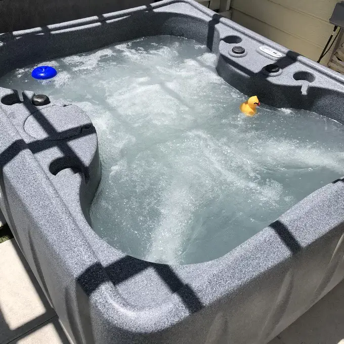 AquaRest Spas. Udstyret med Jacuzzi®-pumper – Rektangulær Plug and Play-spa til 4 personer. 12 dyser