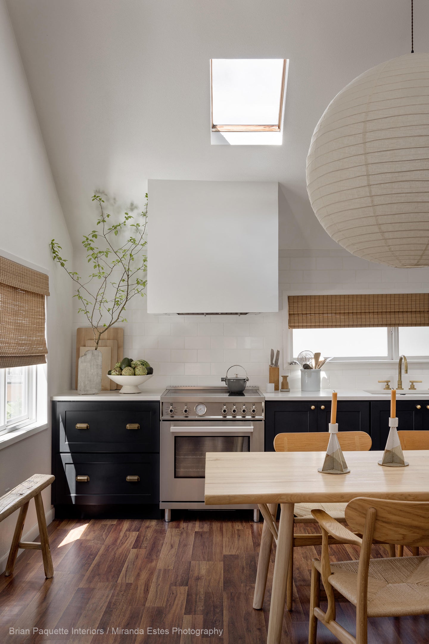 Mesa de comedor Mars Live Edge - Fresno blanco con patas de madera