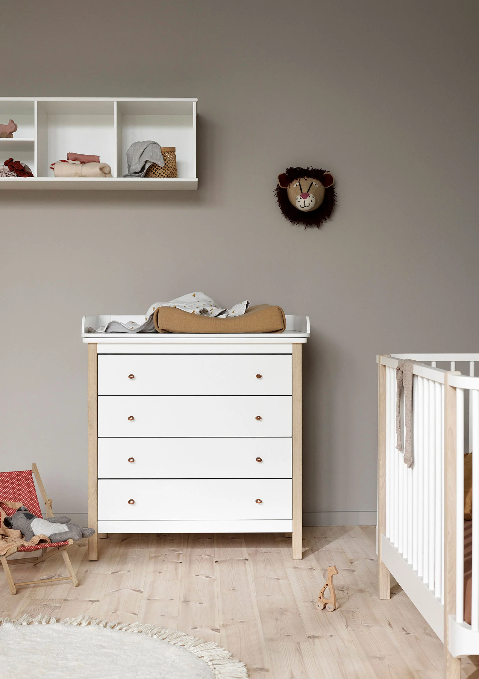 2025 'Træ' kommode med puslebord og 4 skuffer. Hvid/eg