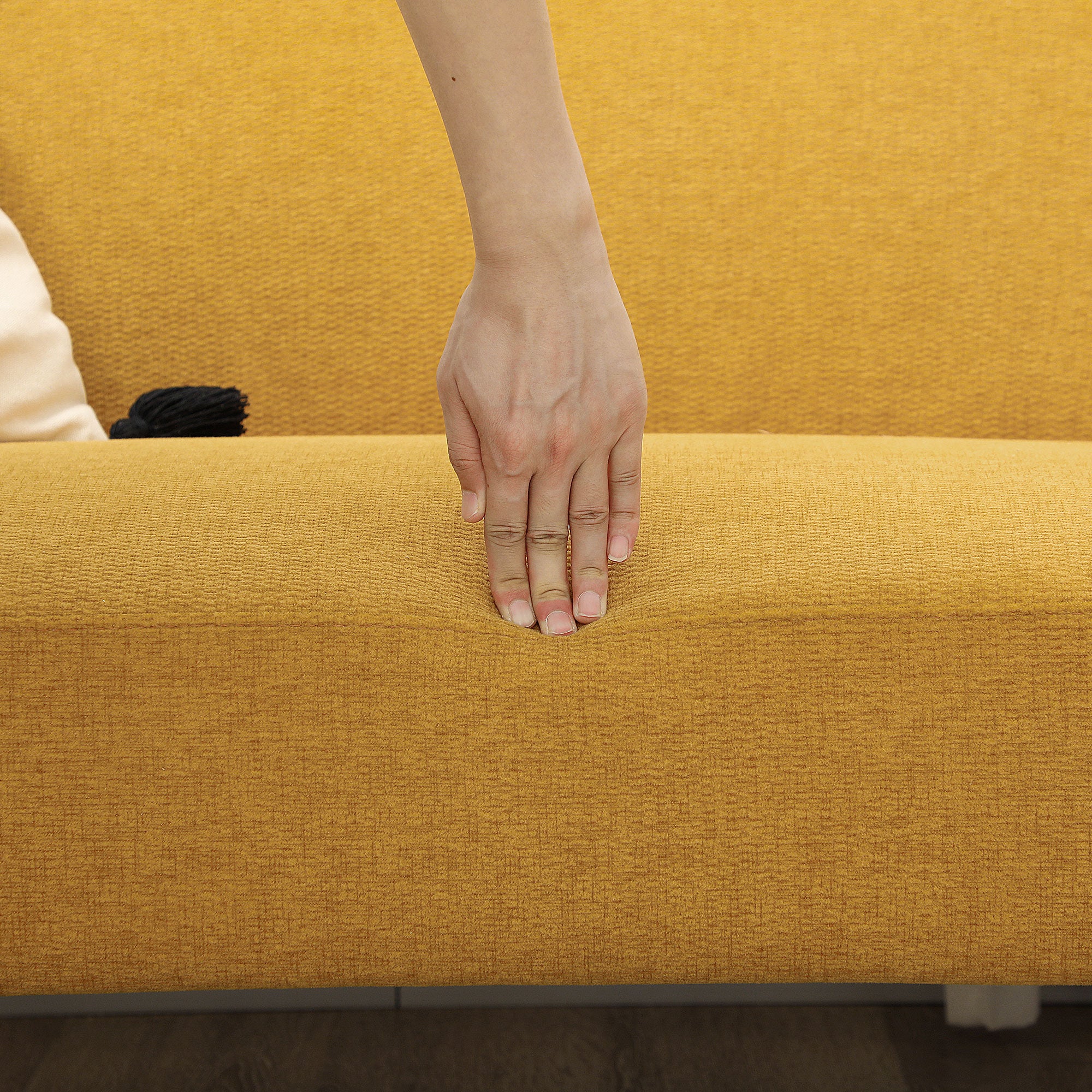 To-personers sofa i fløjl. Tyk 21 cm polstring og træben. Farve gul.