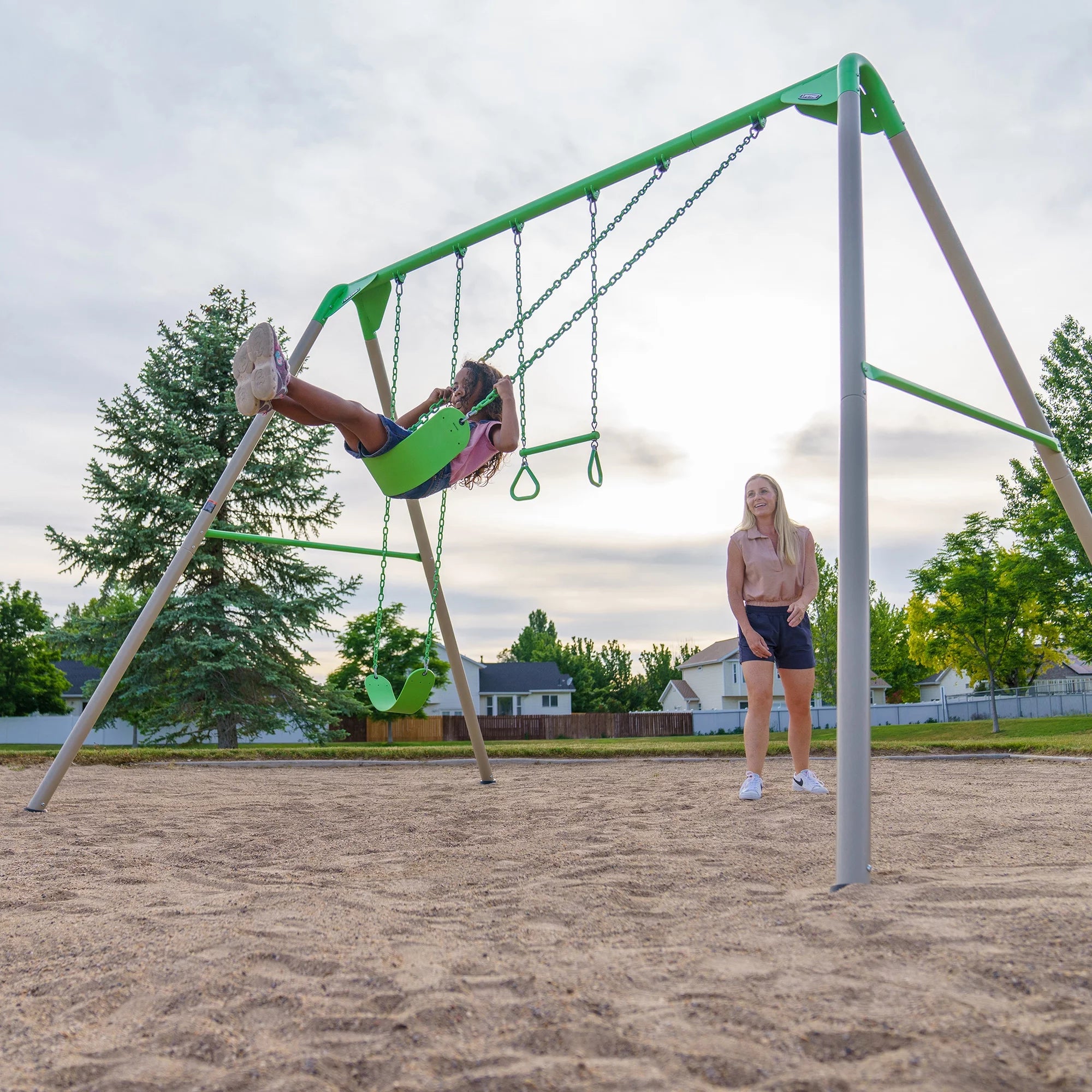 Lifetime Kinder-Metallschaukelset mit 2 Gurtschaukeln und Trapezstange – 9 Fuß (91206)