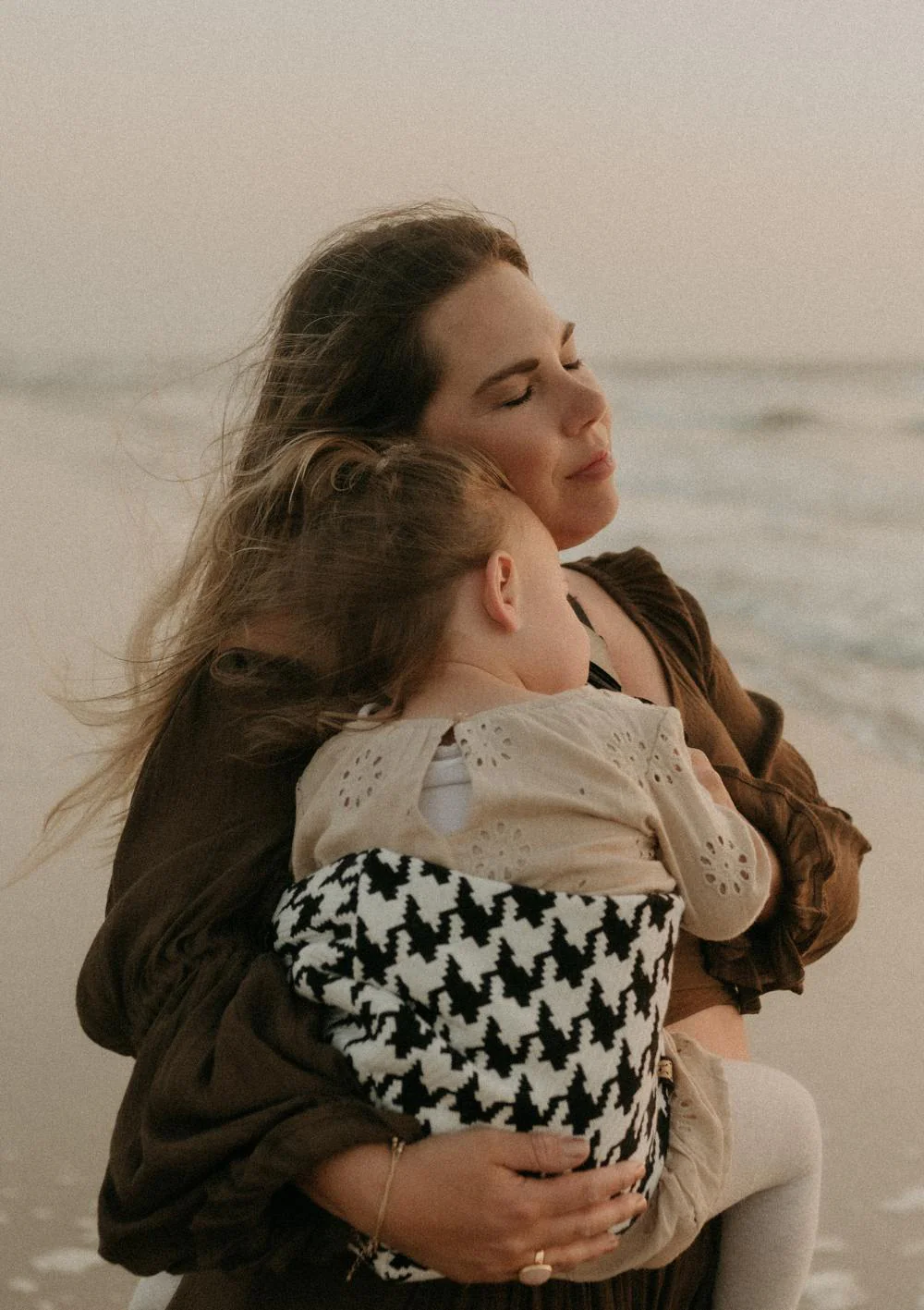 Premium-Kindertragegestell aus Jacquard-Hahnentrittmuster (Modelljahr 2025)