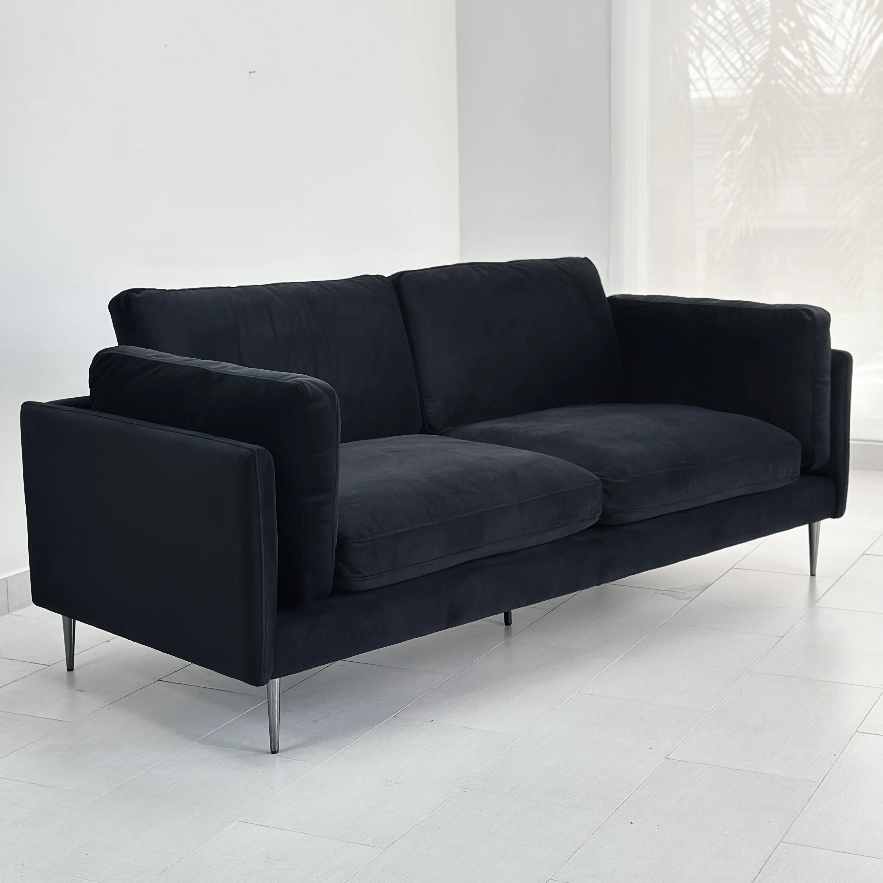 Sofa aus schwarzem Veloursstoff