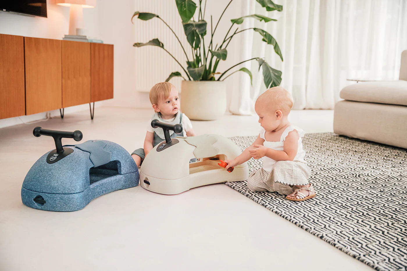 2025 Scoot and Ride Min Første 3-i-1 Gåstol og Scooter i Stålfarve