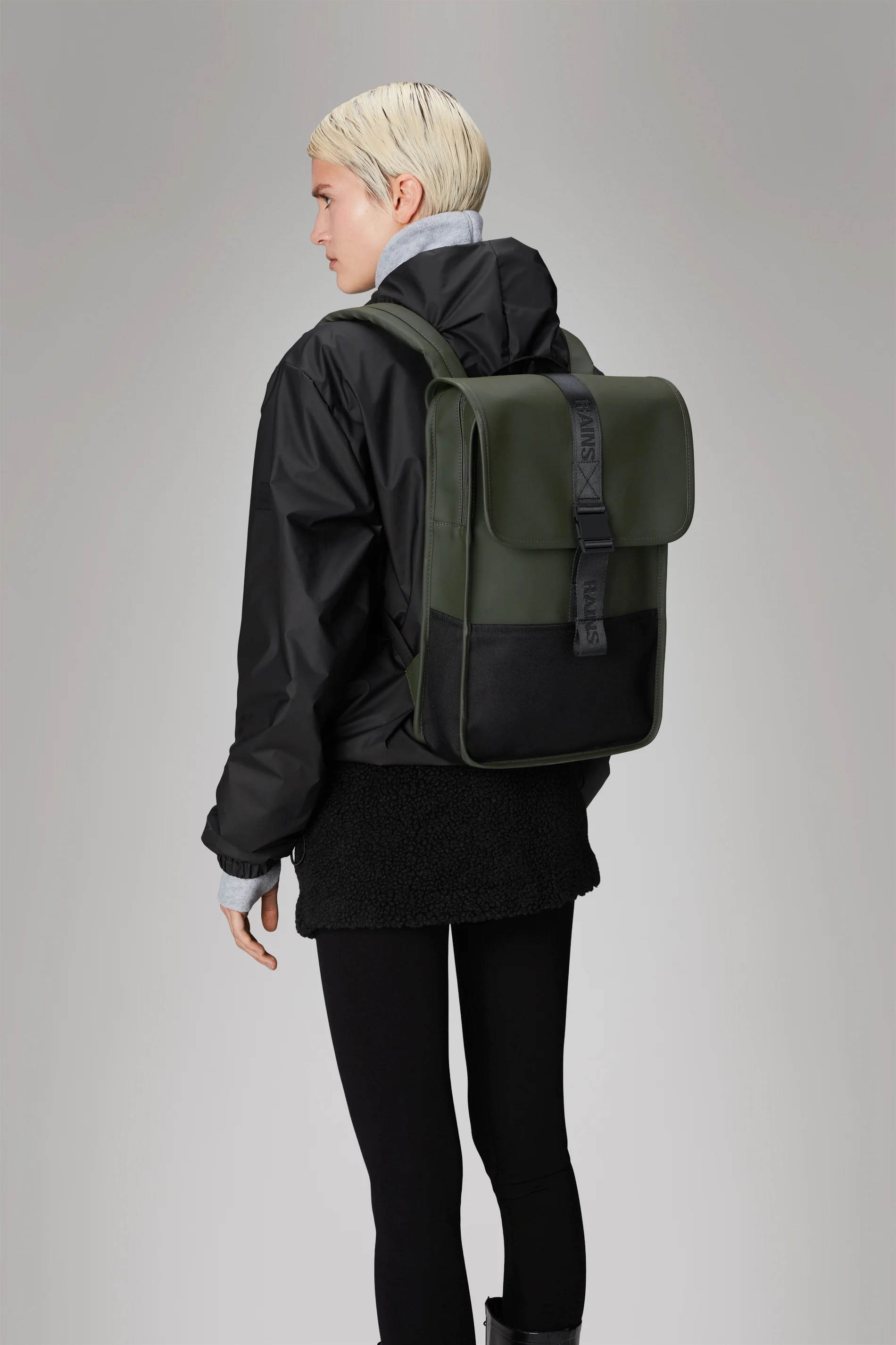 2025 Trail Backpack Mini – Vandafvisende dagrygsæk (15) med klap og gummispænde – PU-stof – Polstret laptoprum