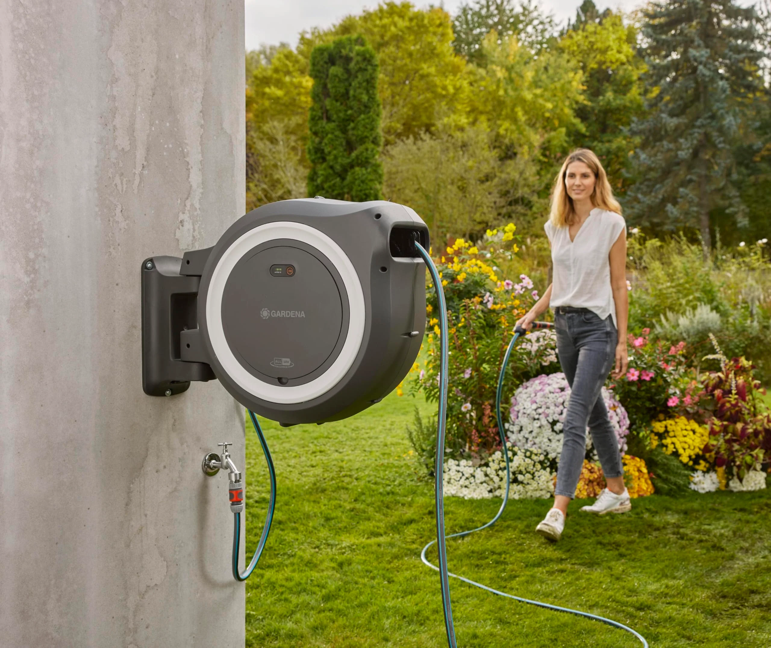 Gardena PowerRoll XL 2025 – Gebrauchsfertige Wandmontage-Batteriebox: Automatische Gartenschlauchaufroller mit 35-m-Schlauchführung und RollControl. Komplettset mit Akku (18642-20)