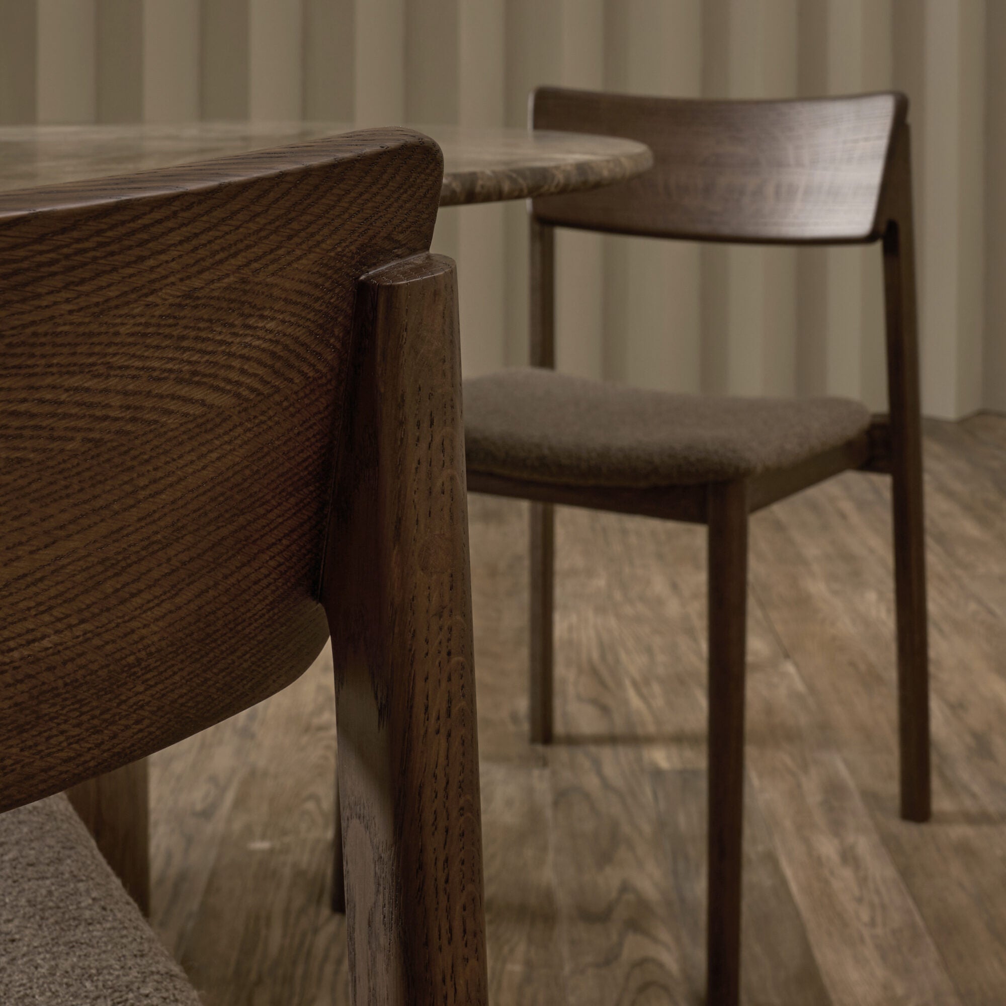 Silla de comedor Poise | Roble espresso con tela
