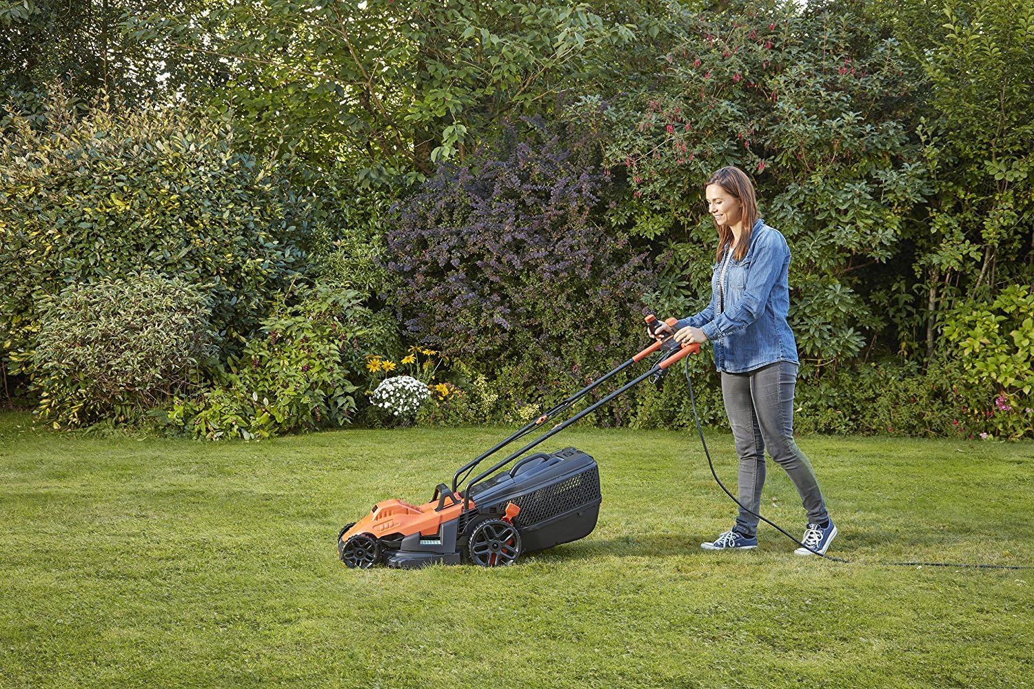 BLACK+DECKER Fahrrad-Rasenmäher, 1600 W, 38 cm Schnittbreite, E-Antrieb, EdgeMax und SoftTouch, 6 Schnitthöhen, 45-Liter-Fangbehälter, BEMW471BH