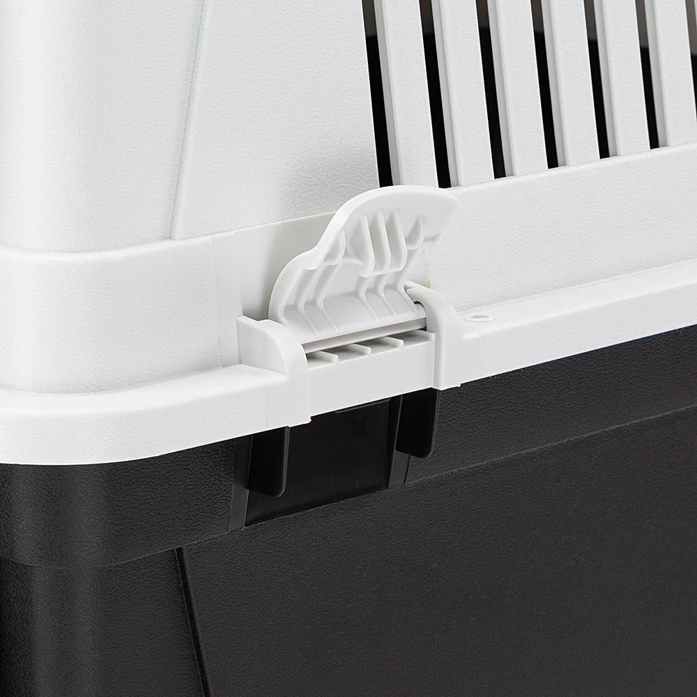 Atlas 40 (Modelljahr 2025) – Mittelgroße Hundetransportbox. Sicher, belüftet und IATA-konform. Mit praktischem Tragegriff. Futternapf und optionales Zubehör erhältlich.