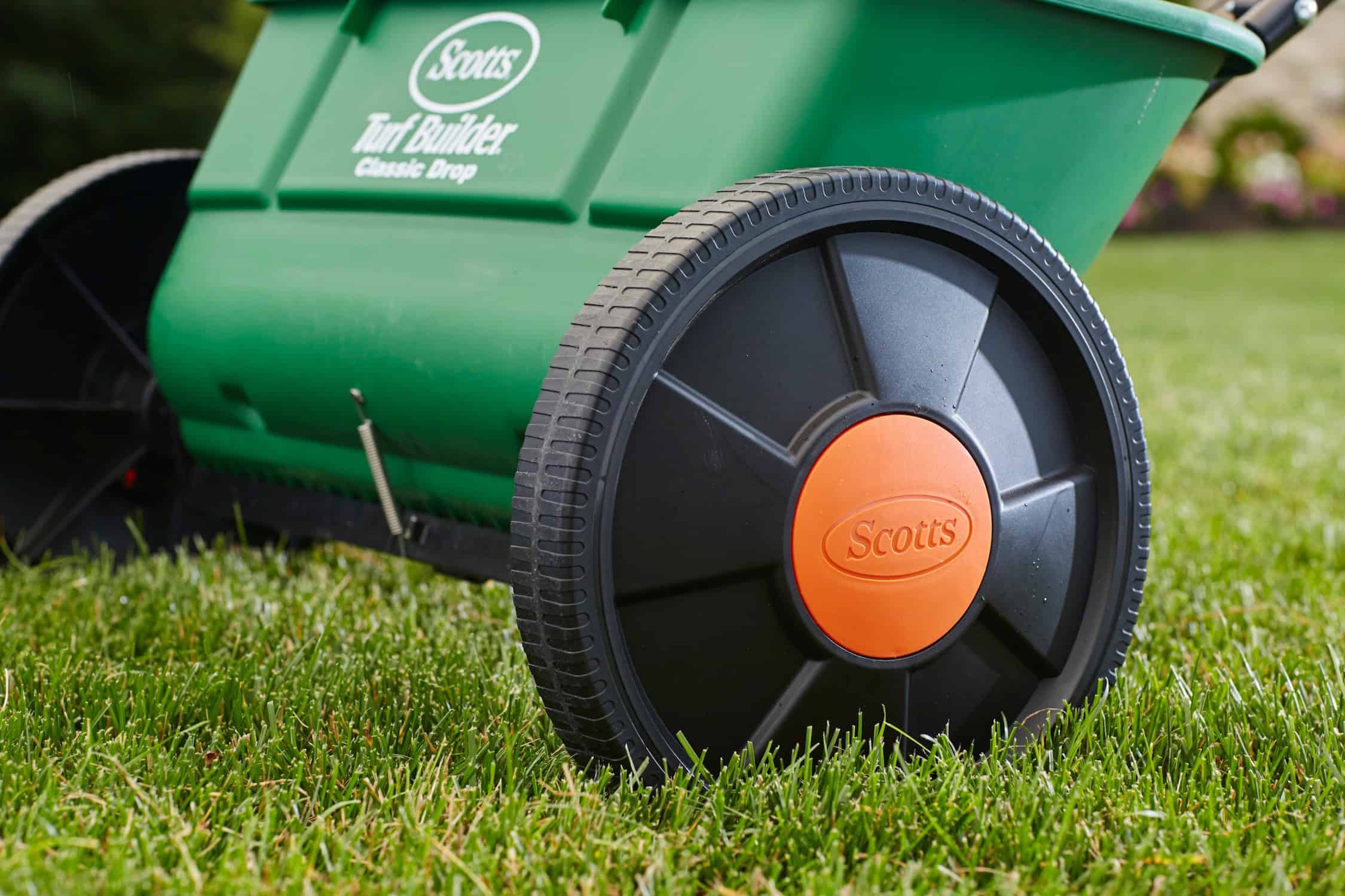 2025 Scotts Turf Builder Classic 32 lb Drop Spreader
