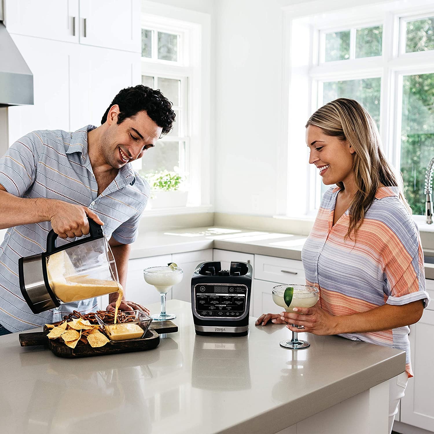 Blender Ninja Foodi 2025 pour boissons chaudes et froides, puissance maximale de 1 400 watts. Bol en verre antiadhésif (HB152). Capacité : 1,9 litre (64 oz). Couleur : Noir.