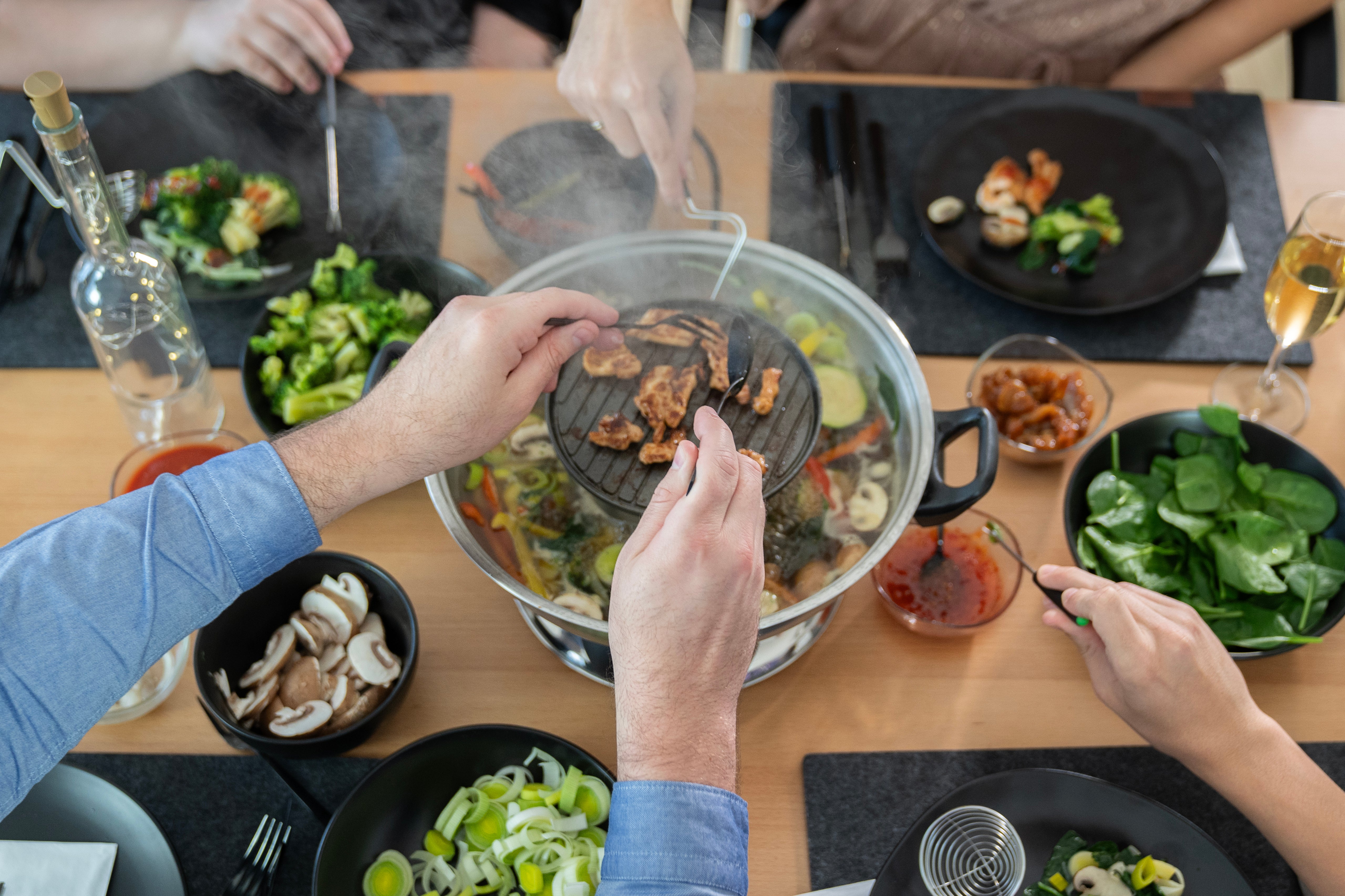 2025 Asia-Fondue – Elektrisk fonduesæt til bouillon og olie. Justerbar temperatur. Tilbehør til 6 personer.