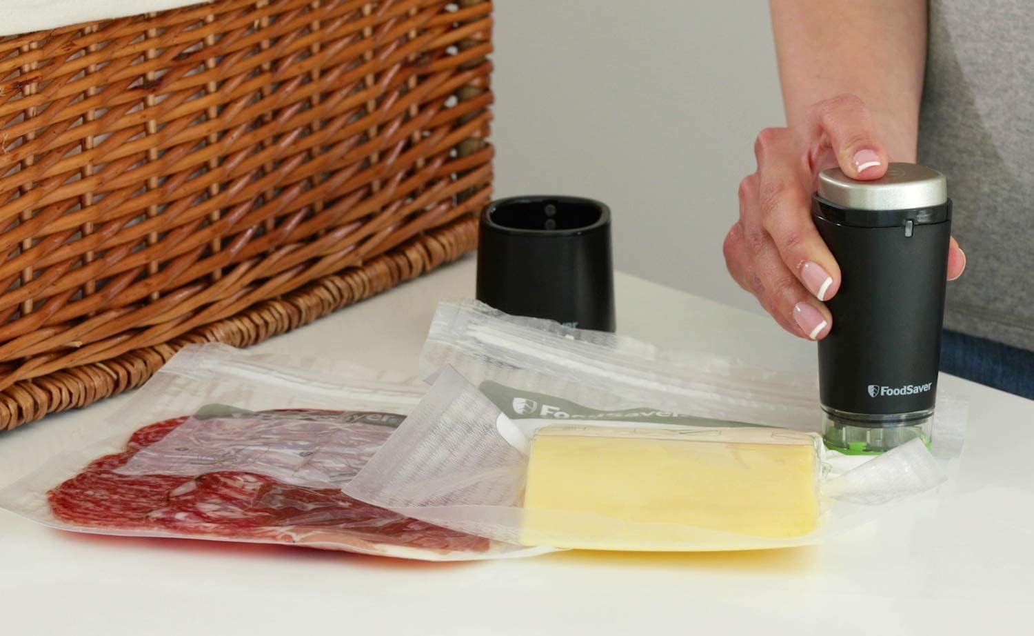 FoodSaver Elite All-in-One Vakuumiergerät für Flüssigkeiten und mehr | Lebensmittel bis zu 5x frischer* | Flüssigkeitsvakuumierung | 1 Rolle (28 x 244 cm) und 4 Vakuumbeutel (3,78 l & 3,78 l)