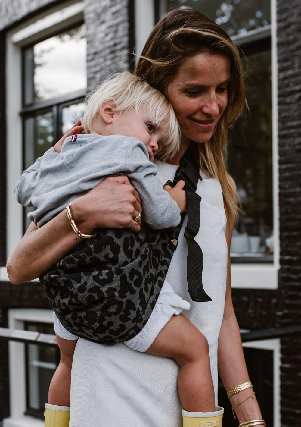 Babytrage „Grauer Leopard“ (2025)