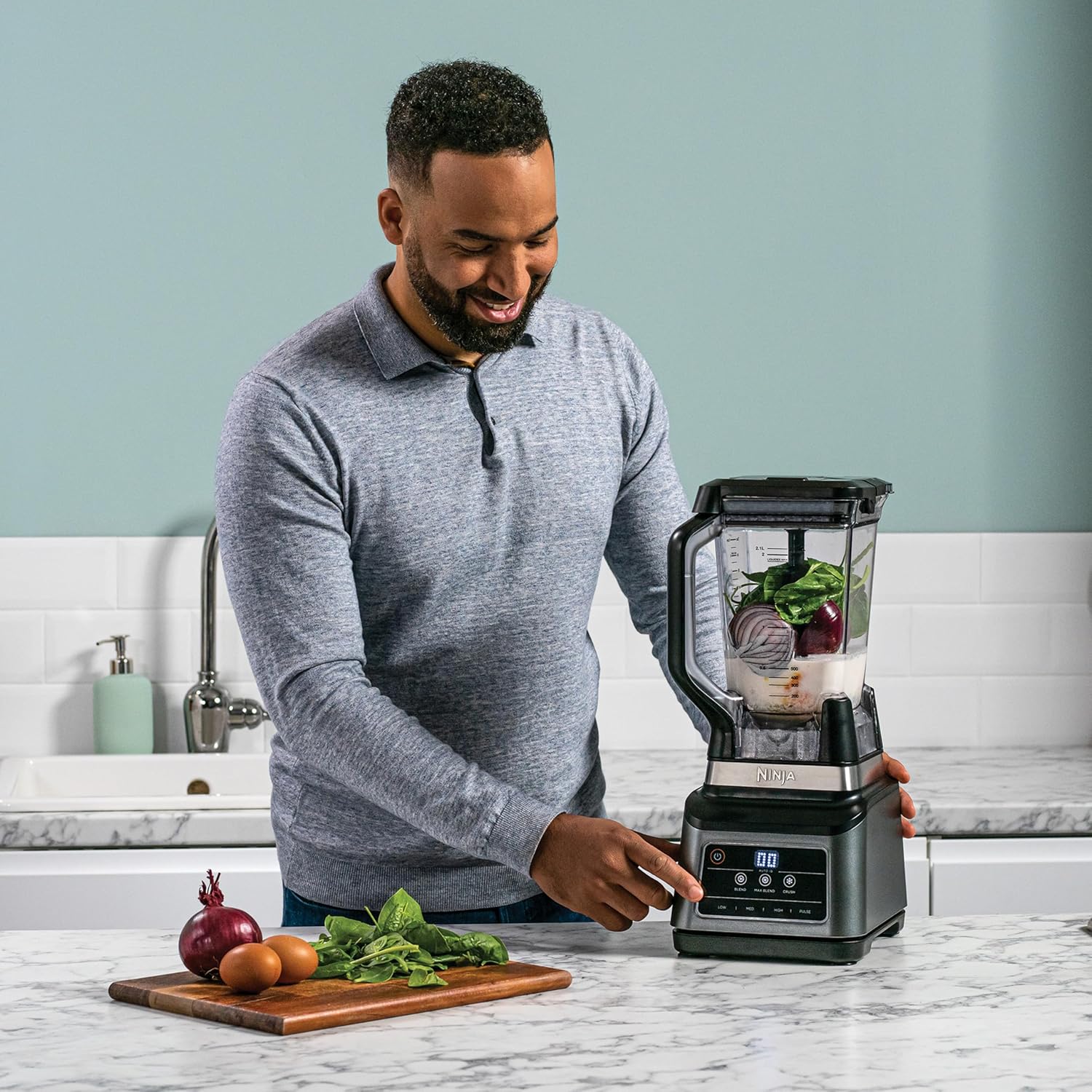 Ninja BN750EU 2-in-1-Standmixer – 1200 W, 3 Automatikprogramme, 4 manuelle Einstellungen, Auto-iQ-Technologie, 2,1-Liter-Behälter und 700-ml-Messbecher, spülmaschinenfeste Teile – Schwarz/Silber