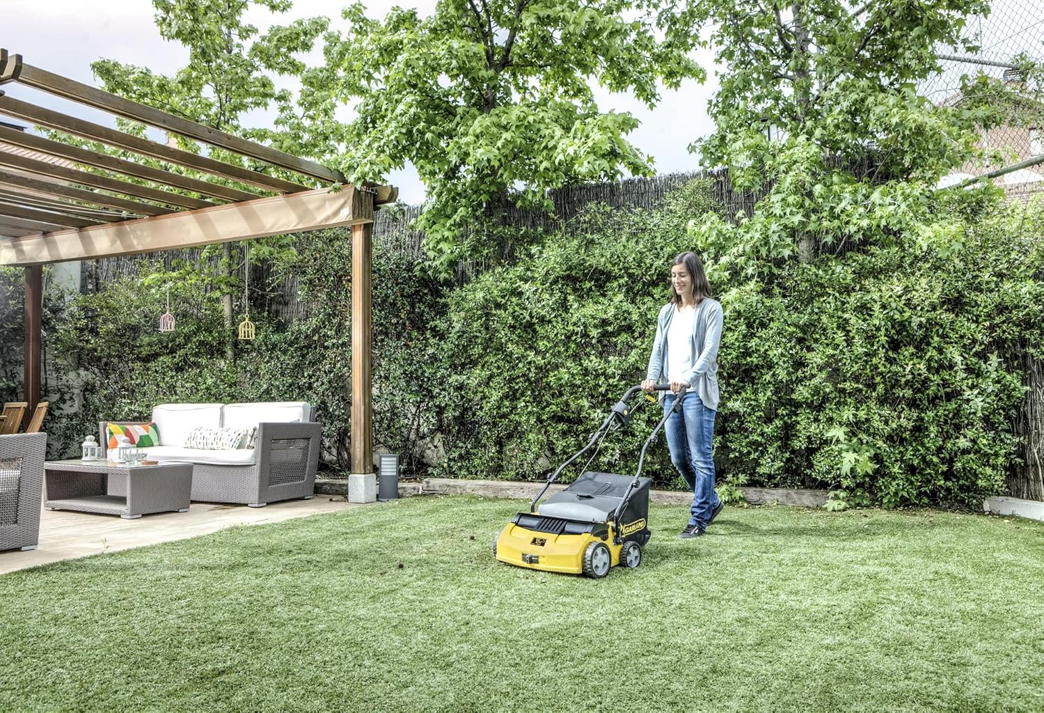 Garland Roll&Comb 502E-V19 – Elektrischer Kunstrasenkehrer/Kammer – 1600 W Leistung, 15,6 kg Gewicht, 40 cm Arbeitsbreite mit verstellbarer Höhe. 40-Liter-Auffangsack. Geeignet für Flächen bis zu 350 m².