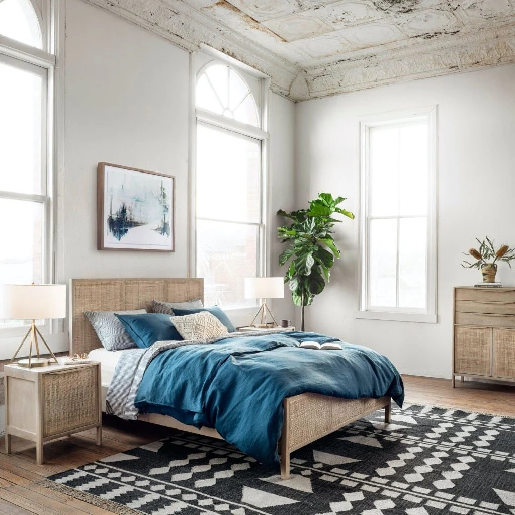 Sydney seng i naturligt mangotræ og vævet rattan – naturlig elegance og autentisk tekstur