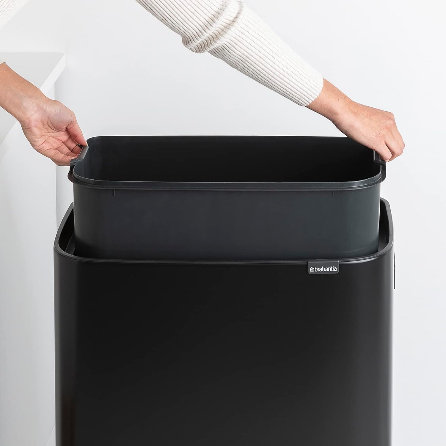 Brabantia Bo Hi Touch Ein-Knopf-Öffnungsmechanismus, 2 x 30-Liter-Abfalleimer mit Füßen, weiß