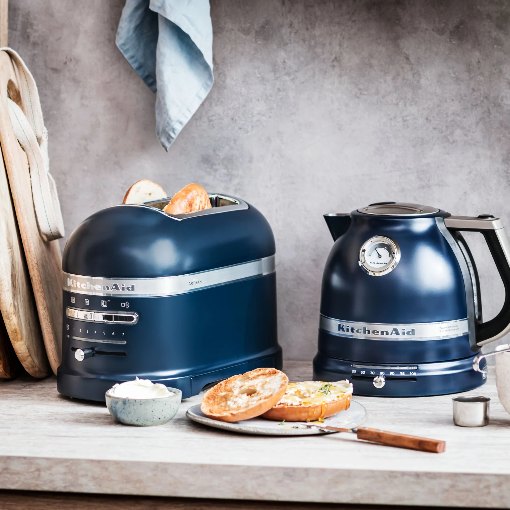 KitchenAid Artisan Frühstücksset 2025 mit Wasserkocher 5KEK1522, 2-Schlitz-Toaster 5KMT2204 und Brötchenhalter