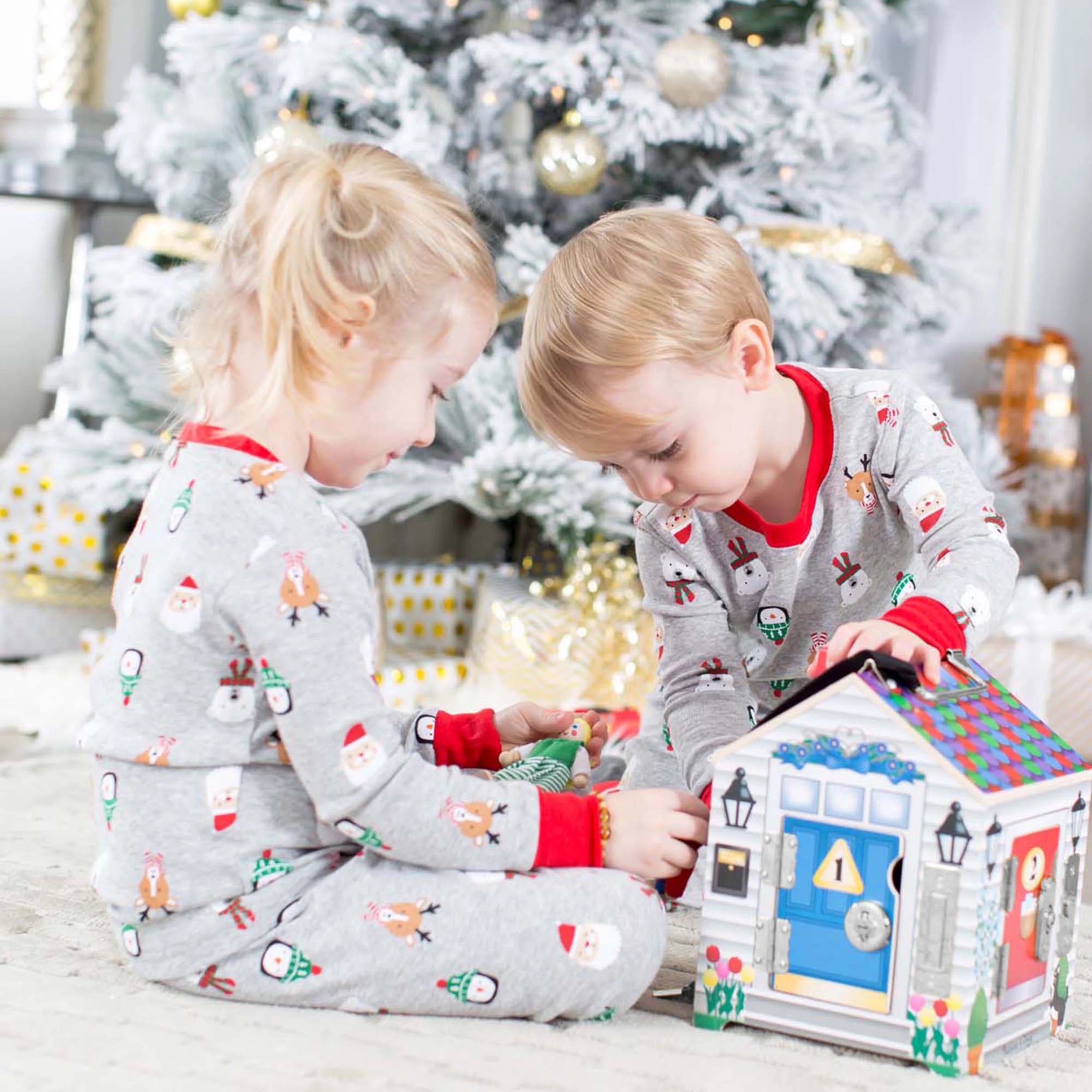 Melissa & Doug Holzpuppenhaus mit Türklingel – Türklingelgeräusche, Schlüssel, 4 bewegliche Holzpuppen