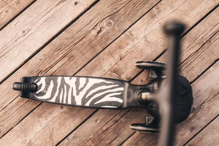 Trottinette Scoot & Ride Highwaykick 2 (modèle 2025) pour enfants de 2 à 5 ans. Avec compartiment de rangement et design antidérapant.