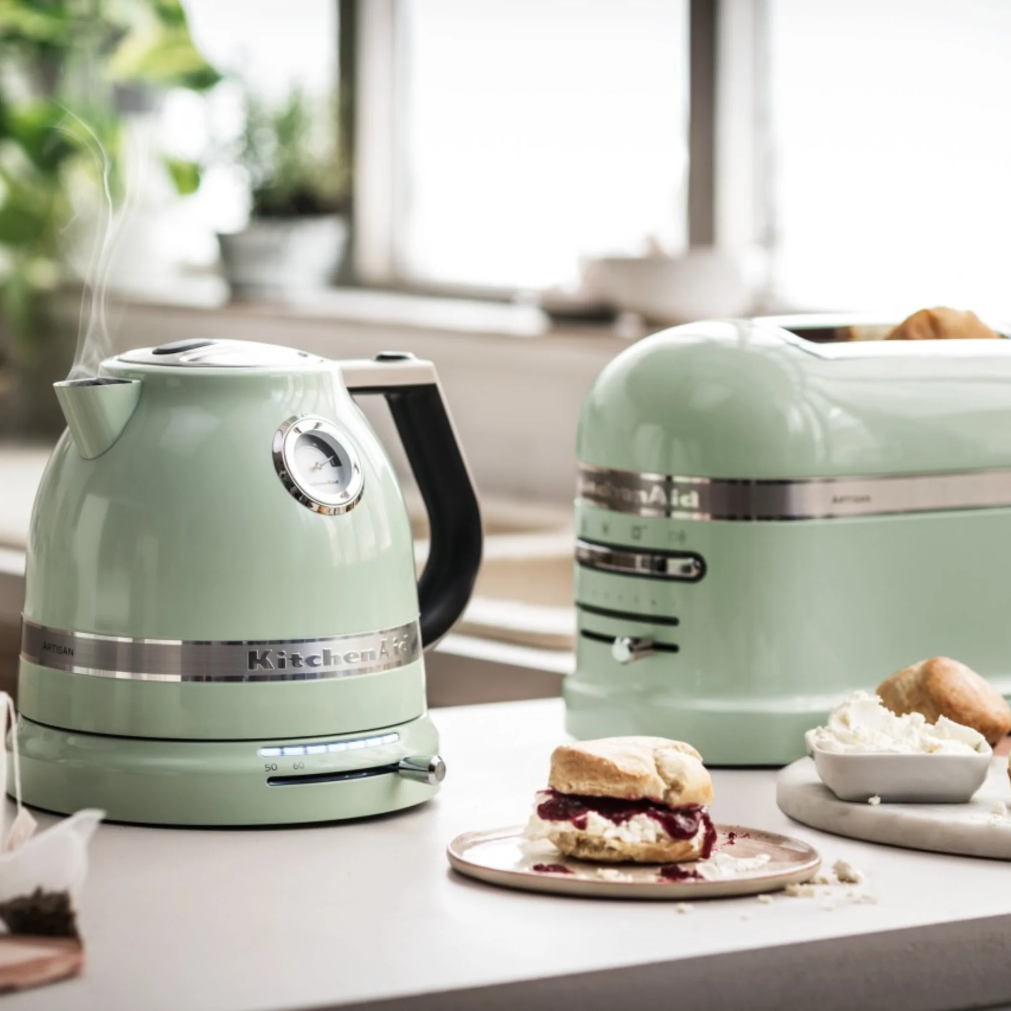 KitchenAid Artisan Frühstücksset 2025 mit Wasserkocher 5KEK1522, 2-Schlitz-Toaster 5KMT2204 und Brötchenhalter