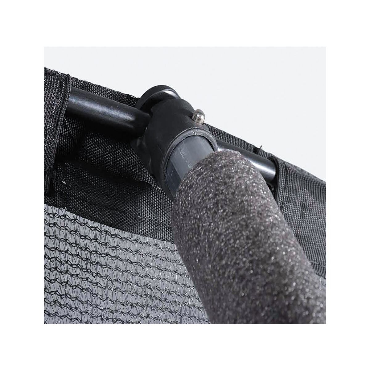 Trampolin med indernet og basketballkurv 