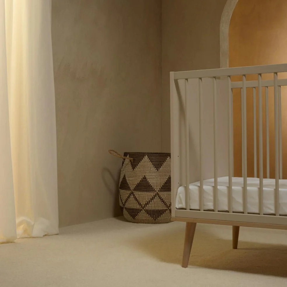 2025 Quax Flow Kinderbett – 60 x 120 cm | Graubeige und Buchenholz | Höhenverstellbar. FSC-zertifiziert | Mit Lattenrost. Matratze nicht enthalten.