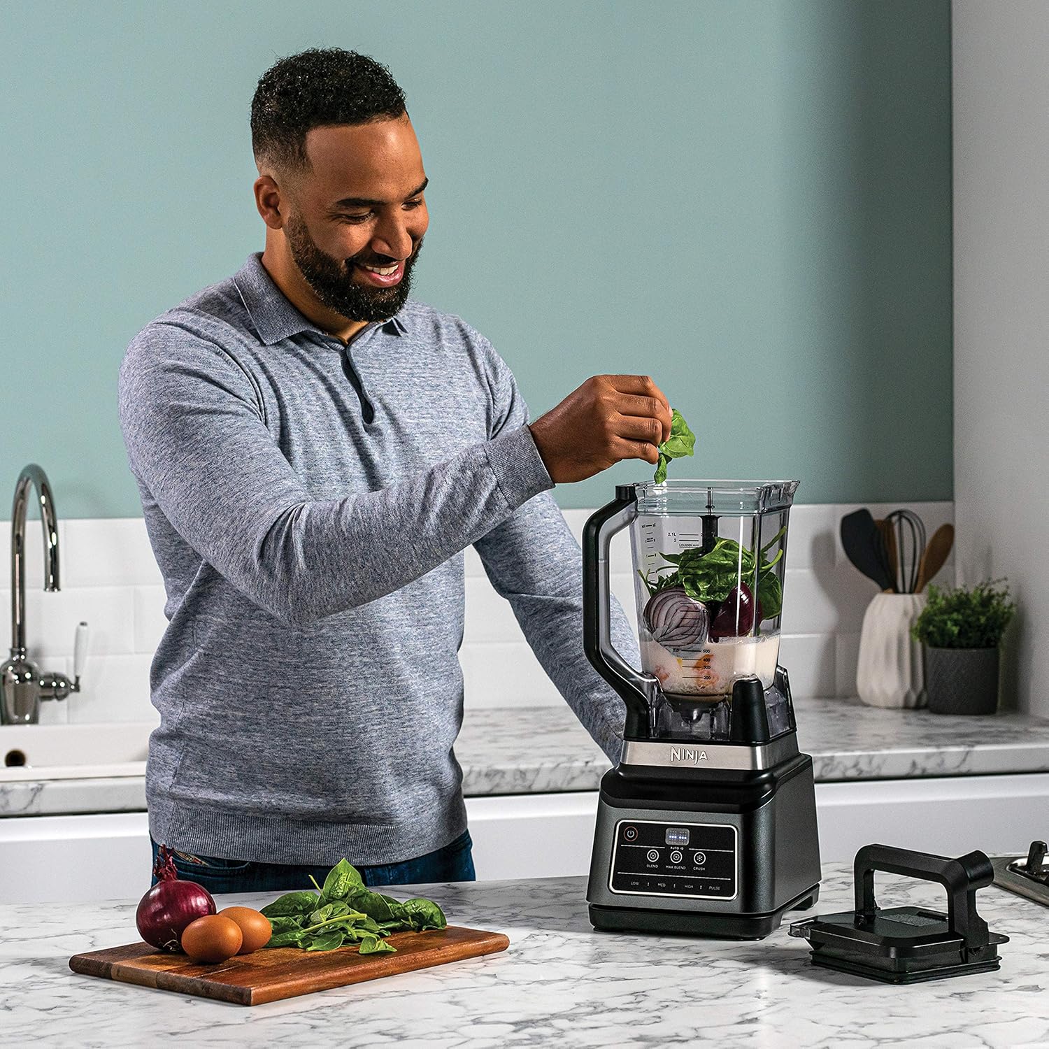 Ninja BN750EU 2-in-1-Standmixer – 1200 W, 3 Automatikprogramme, 4 manuelle Einstellungen, Auto-iQ-Technologie, 2,1-Liter-Behälter und 700-ml-Messbecher, spülmaschinenfeste Teile – Schwarz/Silber