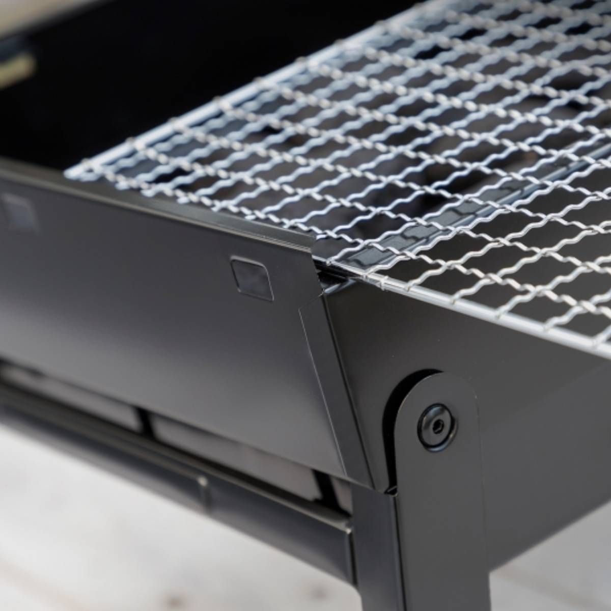 Innovagoods Tragbarer, faltbarer Holzkohlegrill 35x27cm 2 Personen (Eisen)