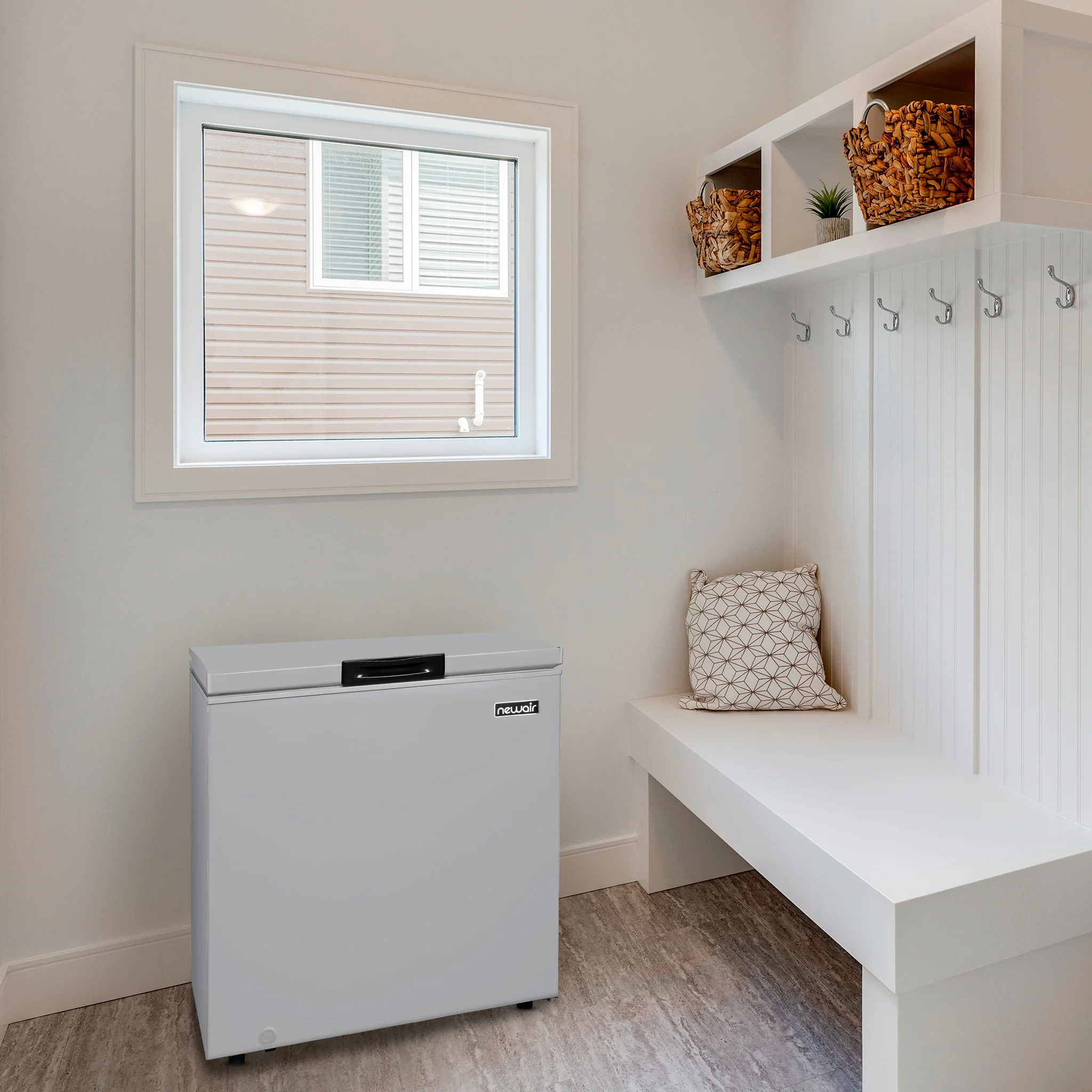 2025 Newair® Minifryser. 1,75 m³ – Kølig grå